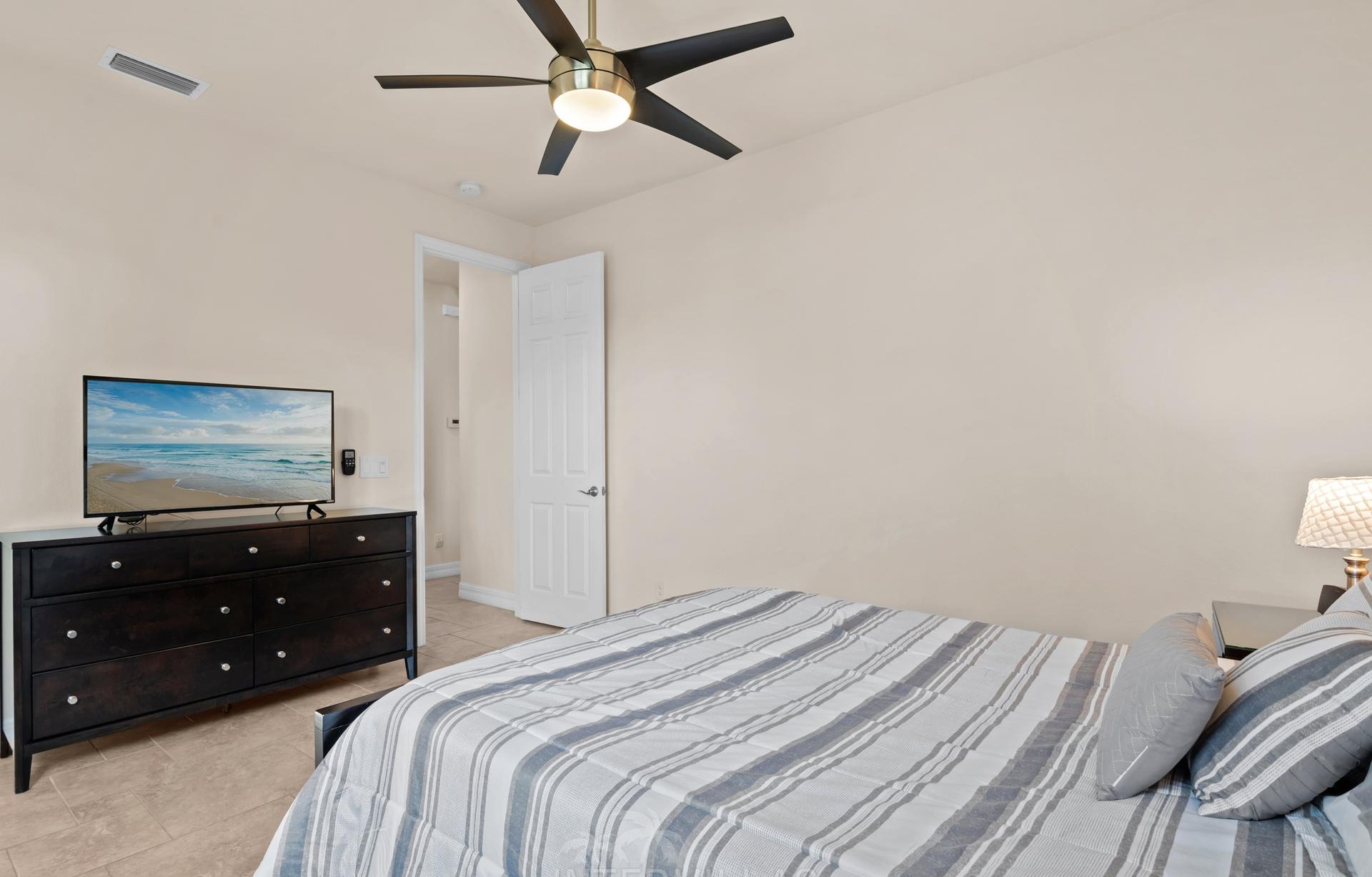 Infinity-Salzwasserpool mit Spa am Kanal, westlich ausgerichtet.