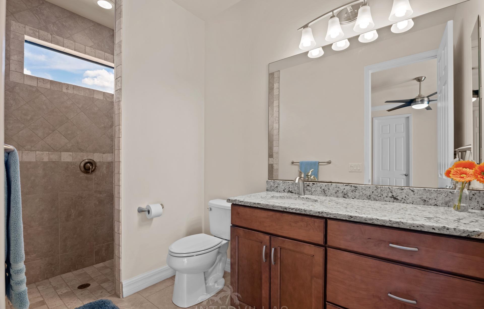 Infinity-Salzwasserpool mit Spa am Kanal, westlich ausgerichteter Außenbereich.