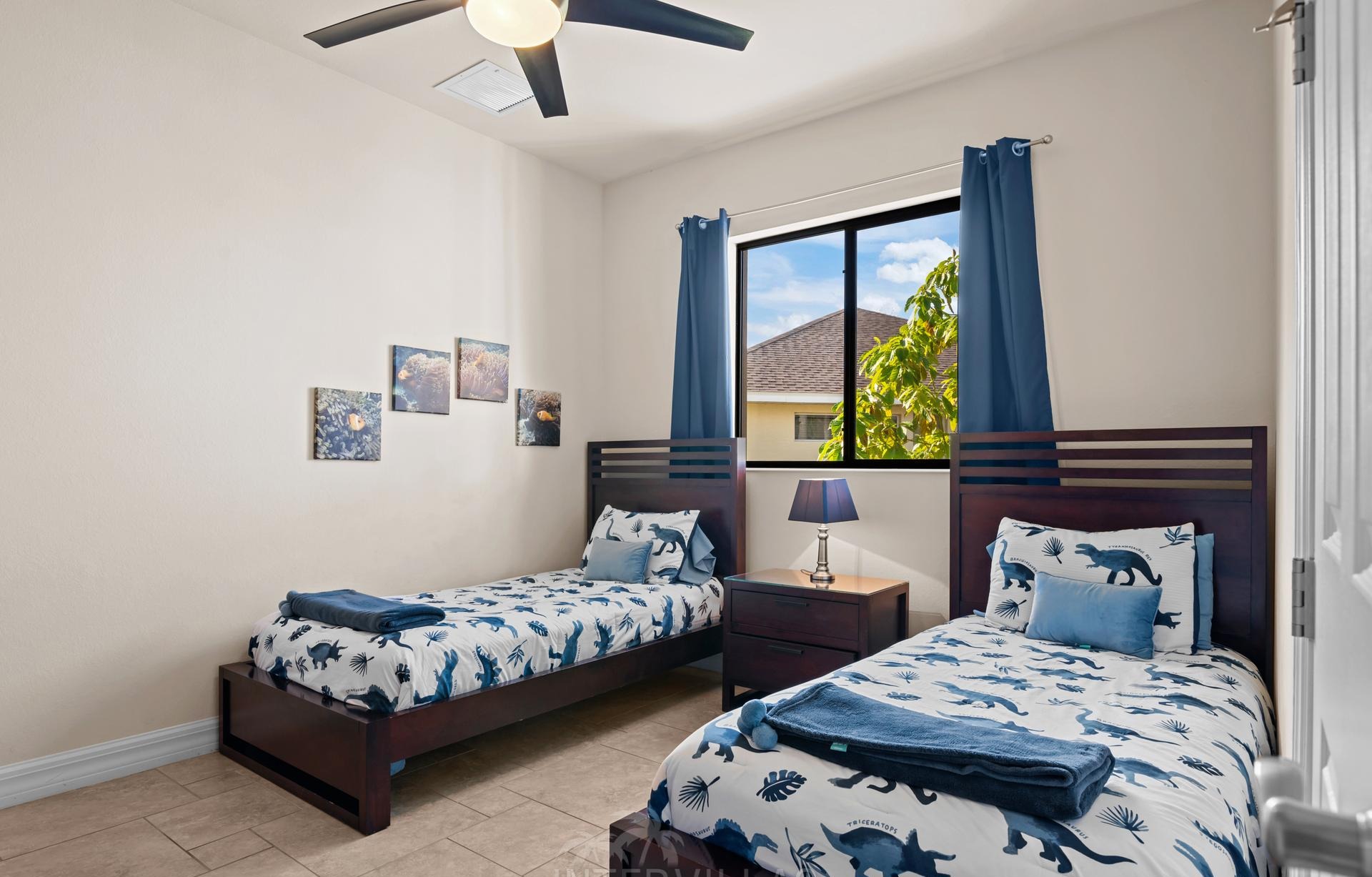 Infinity-Salzwasserpool mit Spa am Kanal, Blick auf die Waterfront.