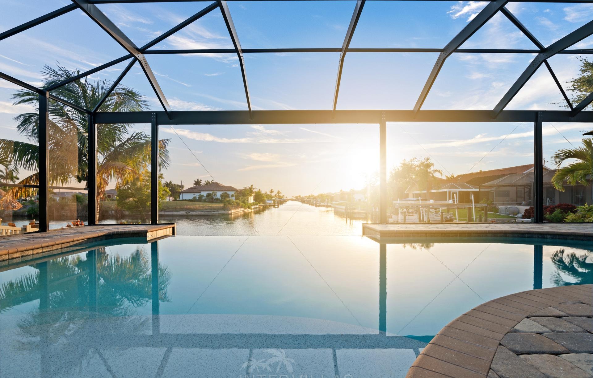 Infinity-Salzwasserpool mit Spa am Kanal, westlich ausgerichteter Außenbereich.