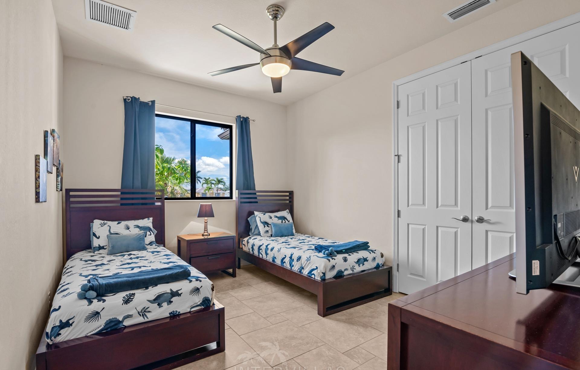 Infinity-Salzwasserpool mit Spa am Kanal (Außenbereich)