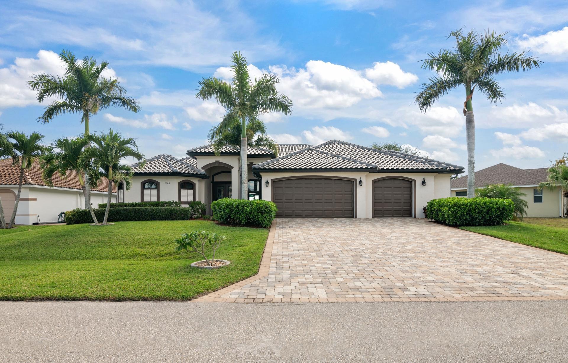 Infinity-Salzwasserpool mit Spa am Kanal, westlich ausgerichtet.