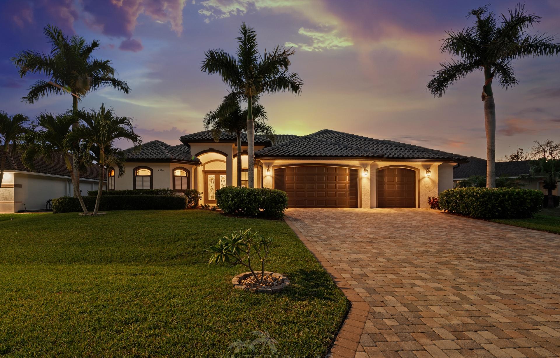 Infinity-Salzwasserpool mit Spa am Kanal (Außenbereich)