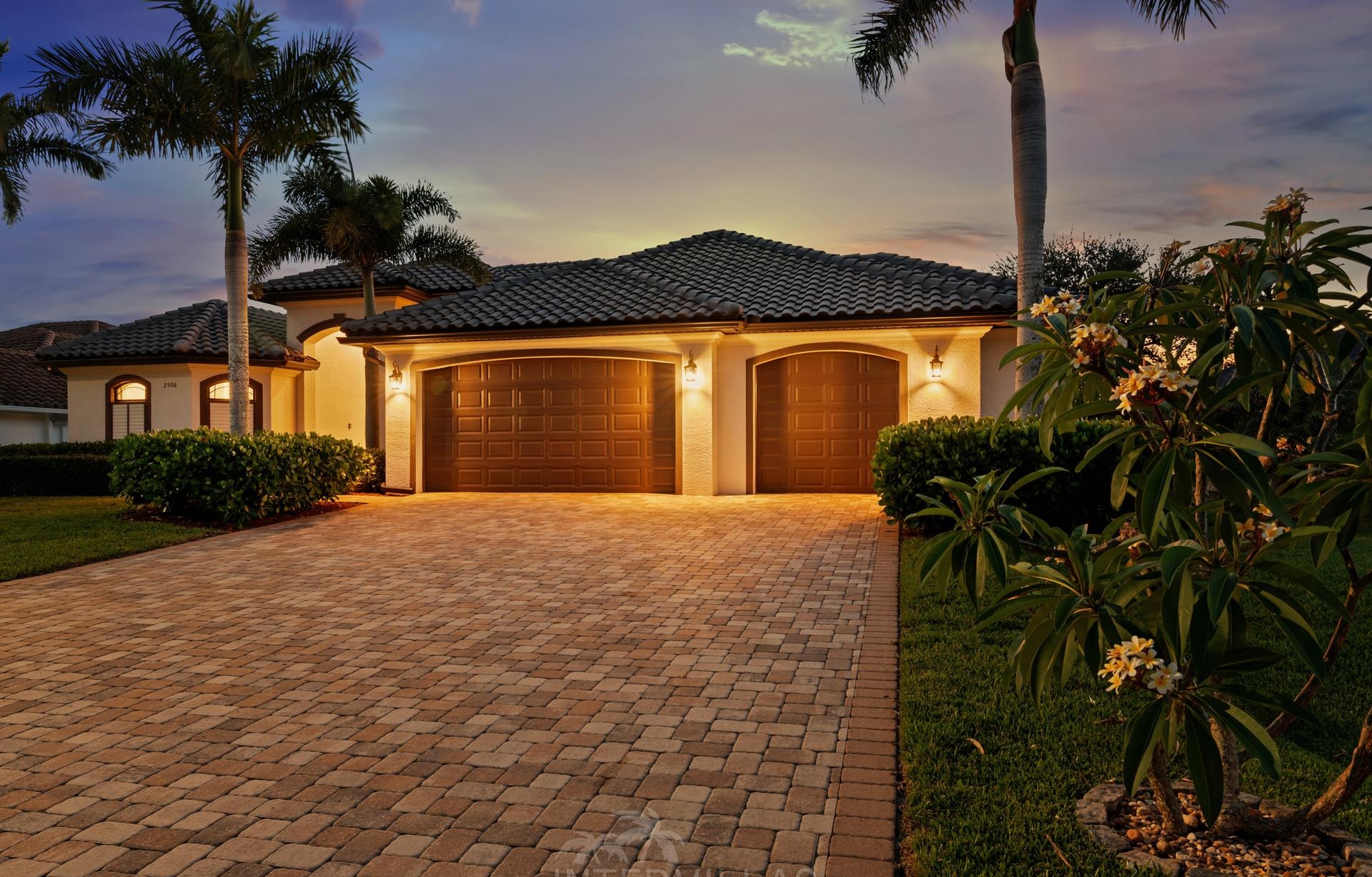 Infinity-Salzwasserpool mit Whirlpool am Kanal, Blick auf die Waterfront.