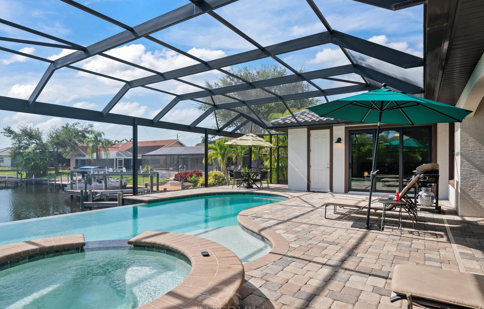 Infinity-Salzwasserpool mit Spa am Kanal (Waterfront)