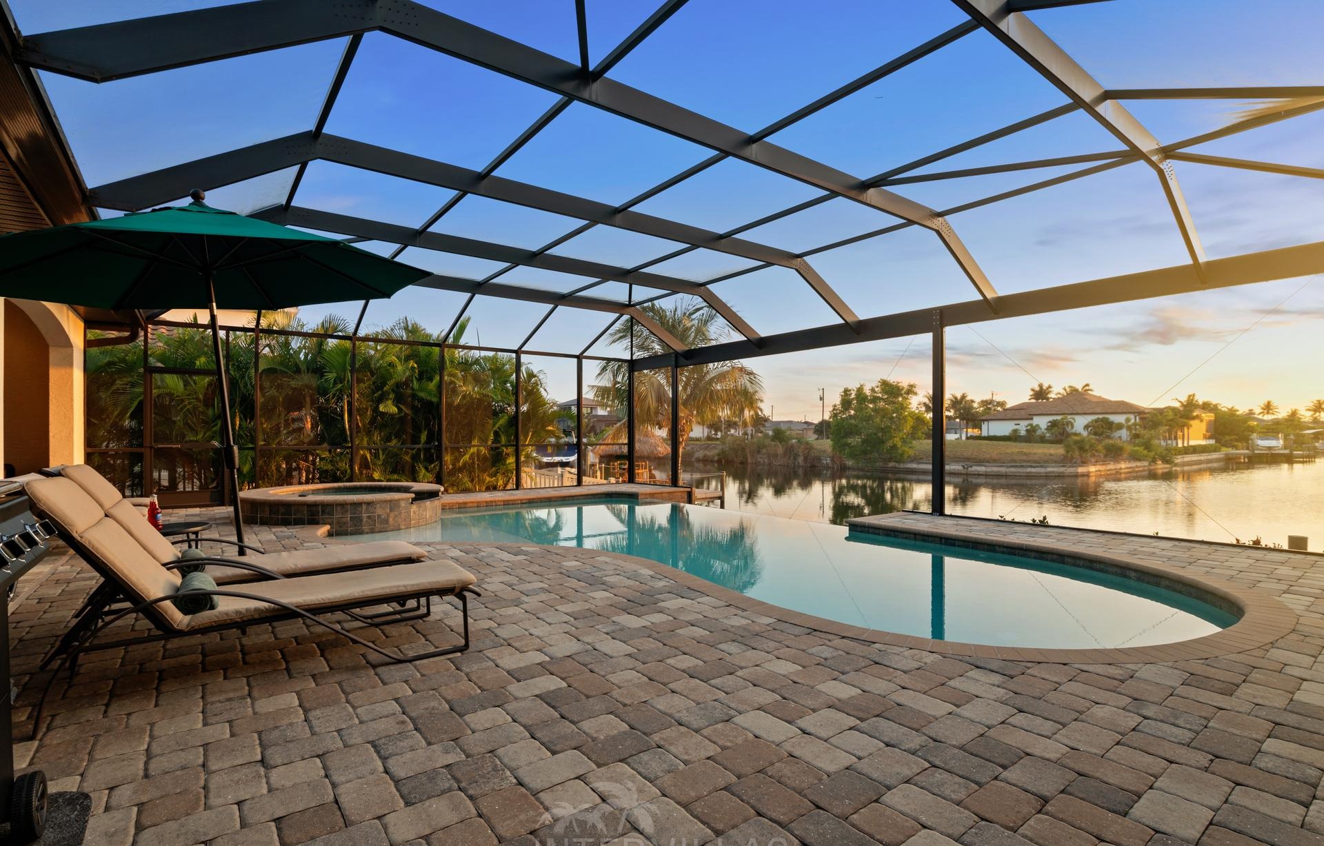 Infinity-Salzwasserpool mit Spa am Kanal, westlich ausgerichtet.