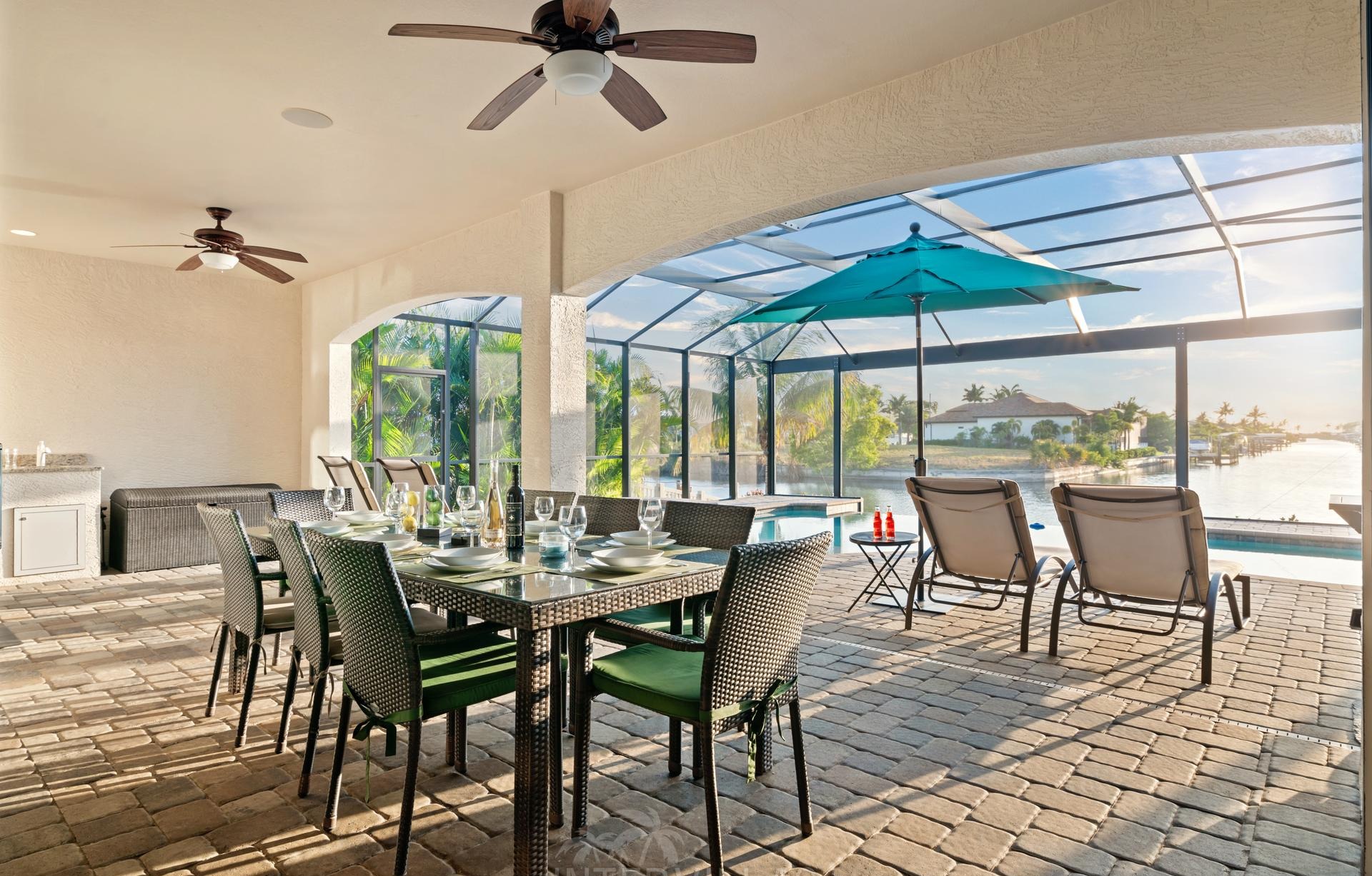 Infinity-Salzwasserpool mit Spa am Kanal, westlich ausgerichtet.