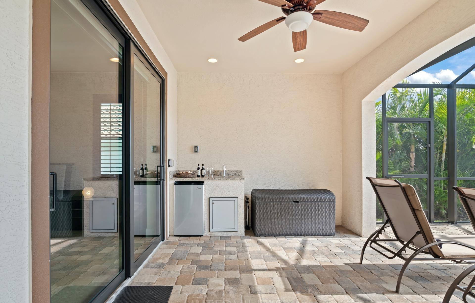 Infinity-Salzwasserpool mit Spa am Kanal, westlich ausgerichtet.