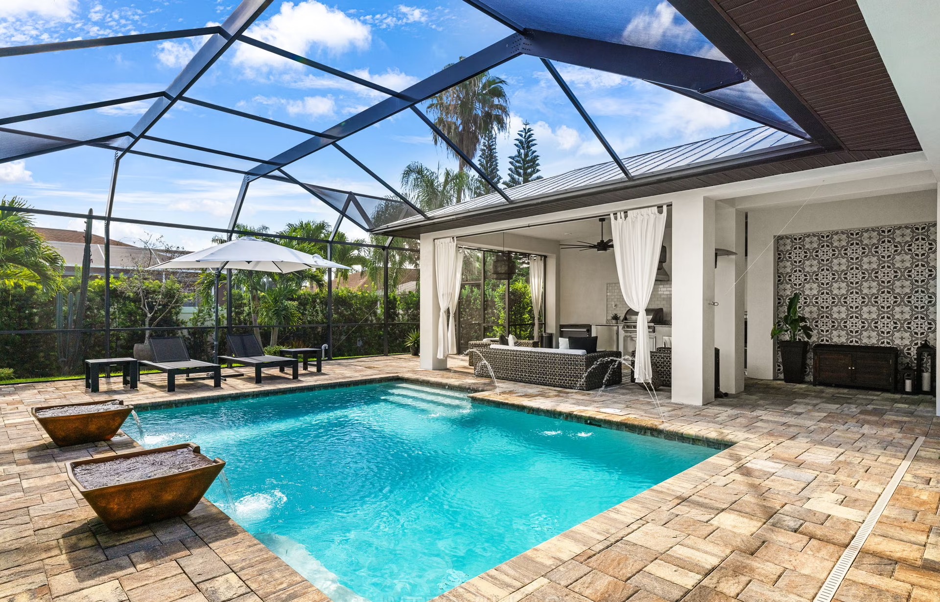 Poolbereich mit überdachtem Sitzplatz, Grill und Outdoor-Küche.