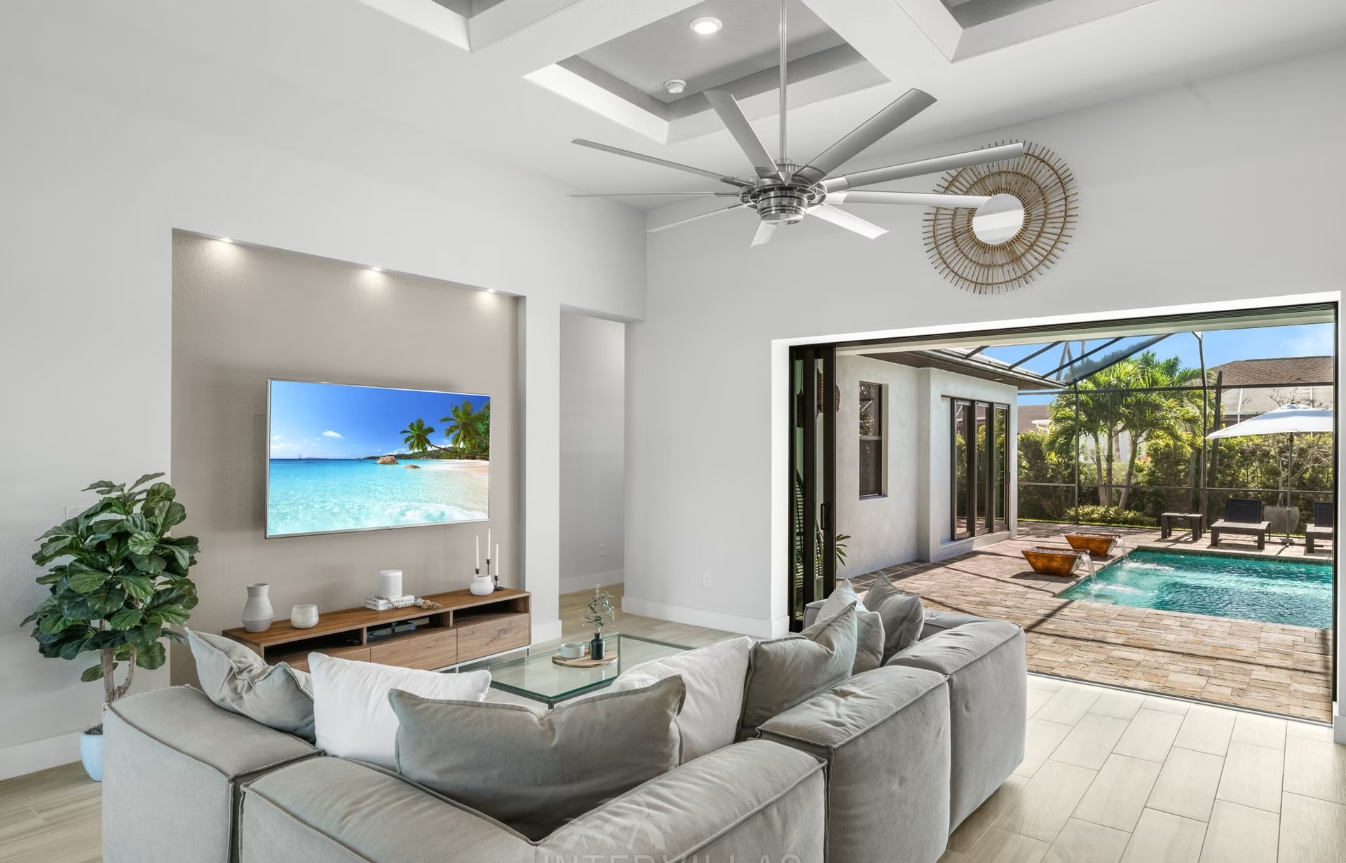 Poolbereich mit beheiztem Pool, Outdoor-Küche und überdachtem Sitzbereich.