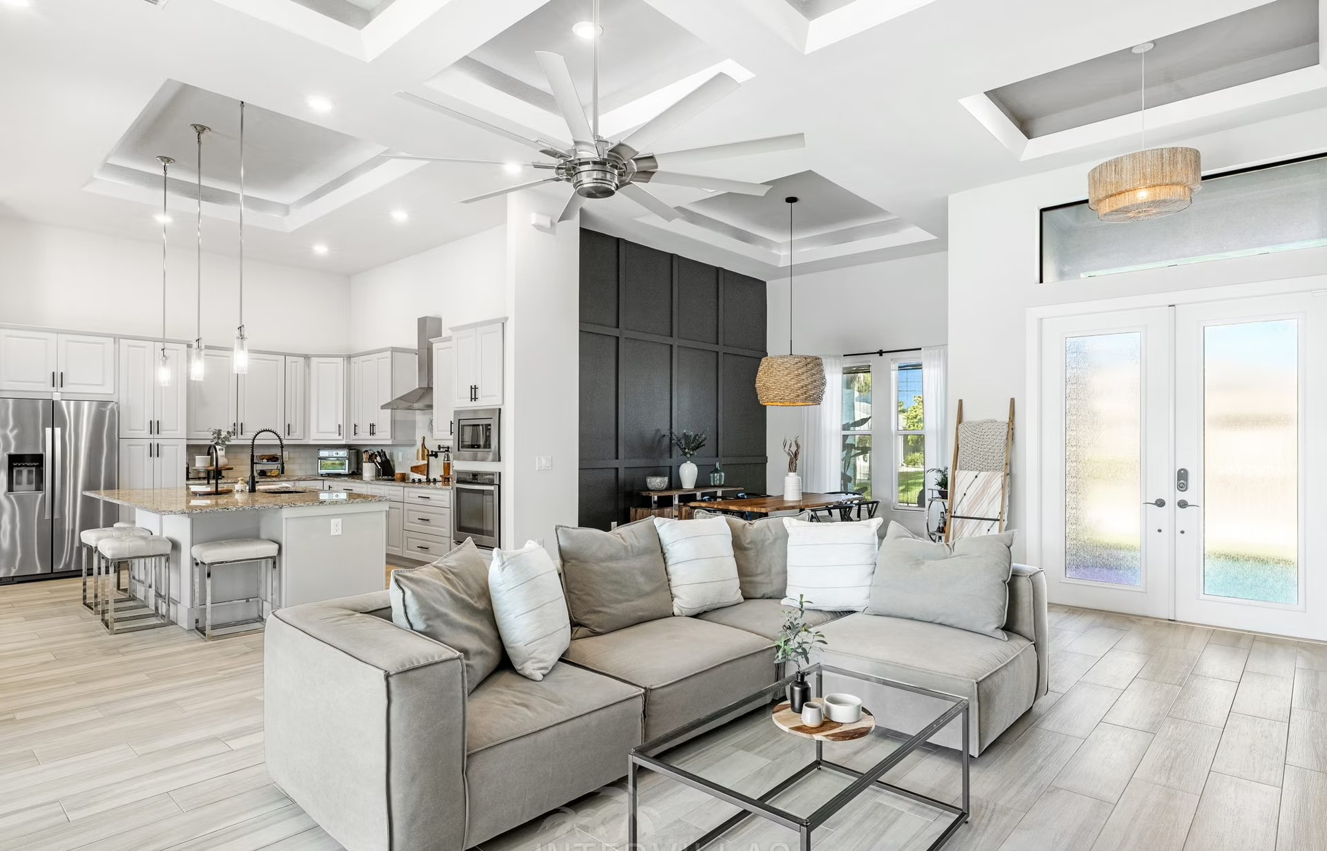 Poolbereich mit beheiztem Pool, Outdoor-Küche und überdachtem Sitzbereich.