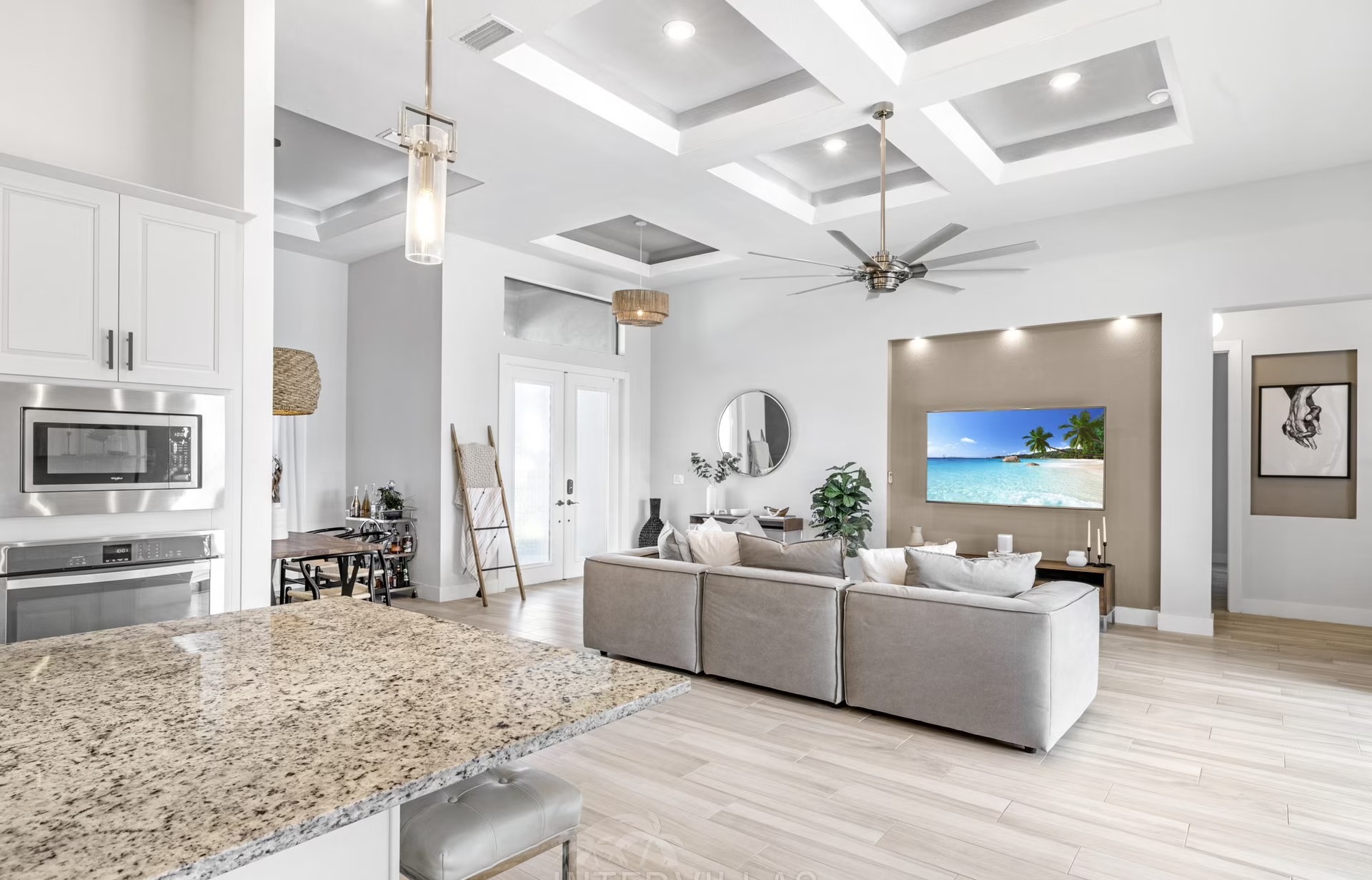 Outdoor-Bereich mit beheiztem Pool, Outdoor-Küche und überdachtem Sitzplatz.