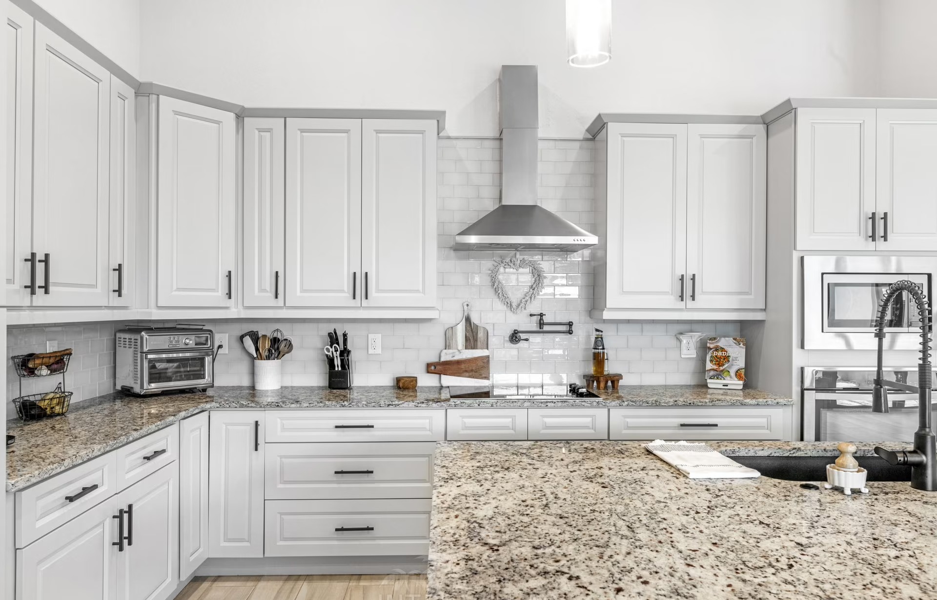 Überdachter Poolbereich mit Outdoor-Küche und Grill.