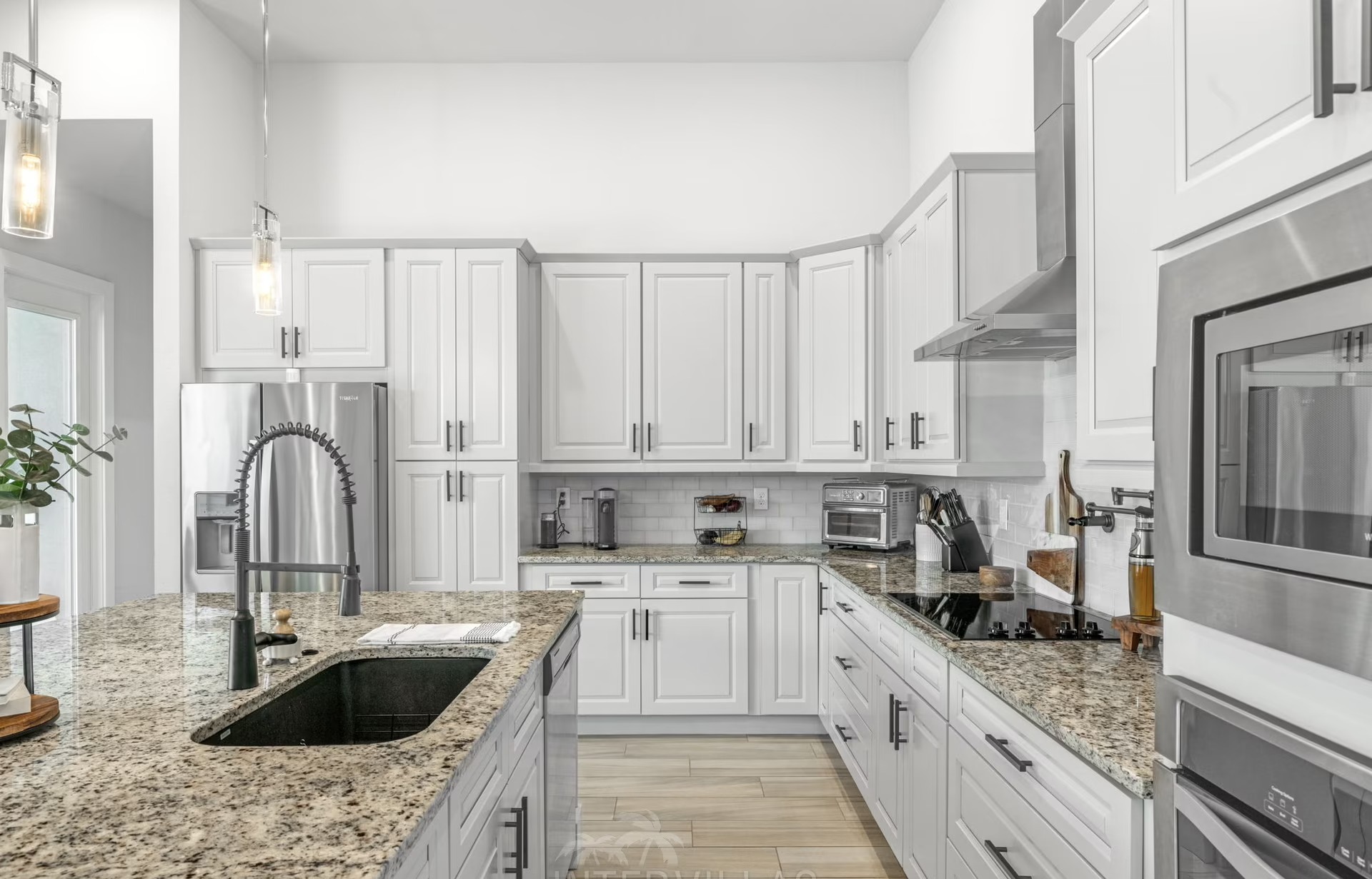 Outdoor-Bereich mit beheiztem Pool, Outdoor-Küche und überdachtem Sitzplatz.