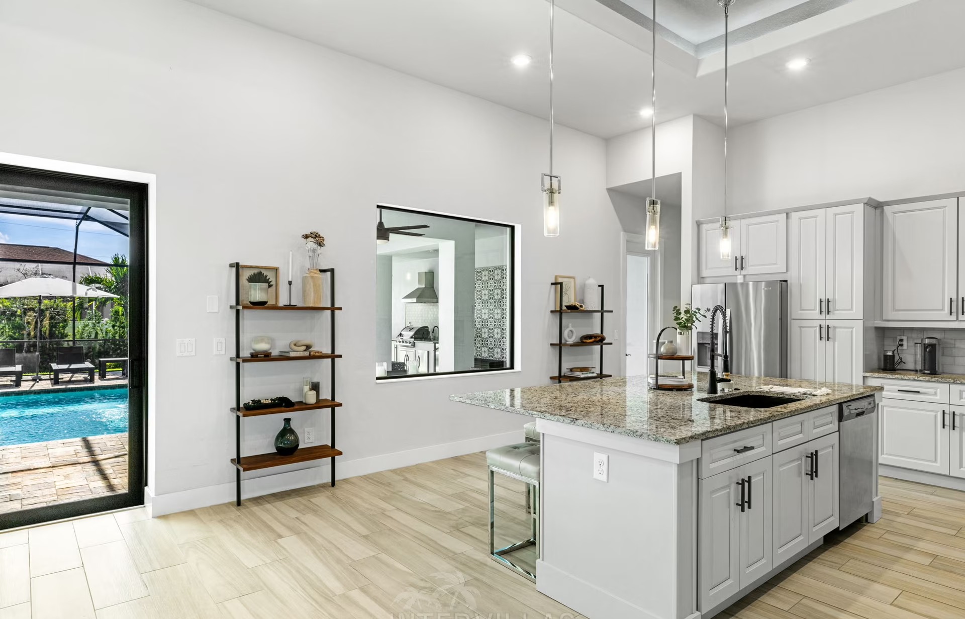 Poolbereich mit BBQ und Outdoor-Küche unter überdachtem Sitzbereich