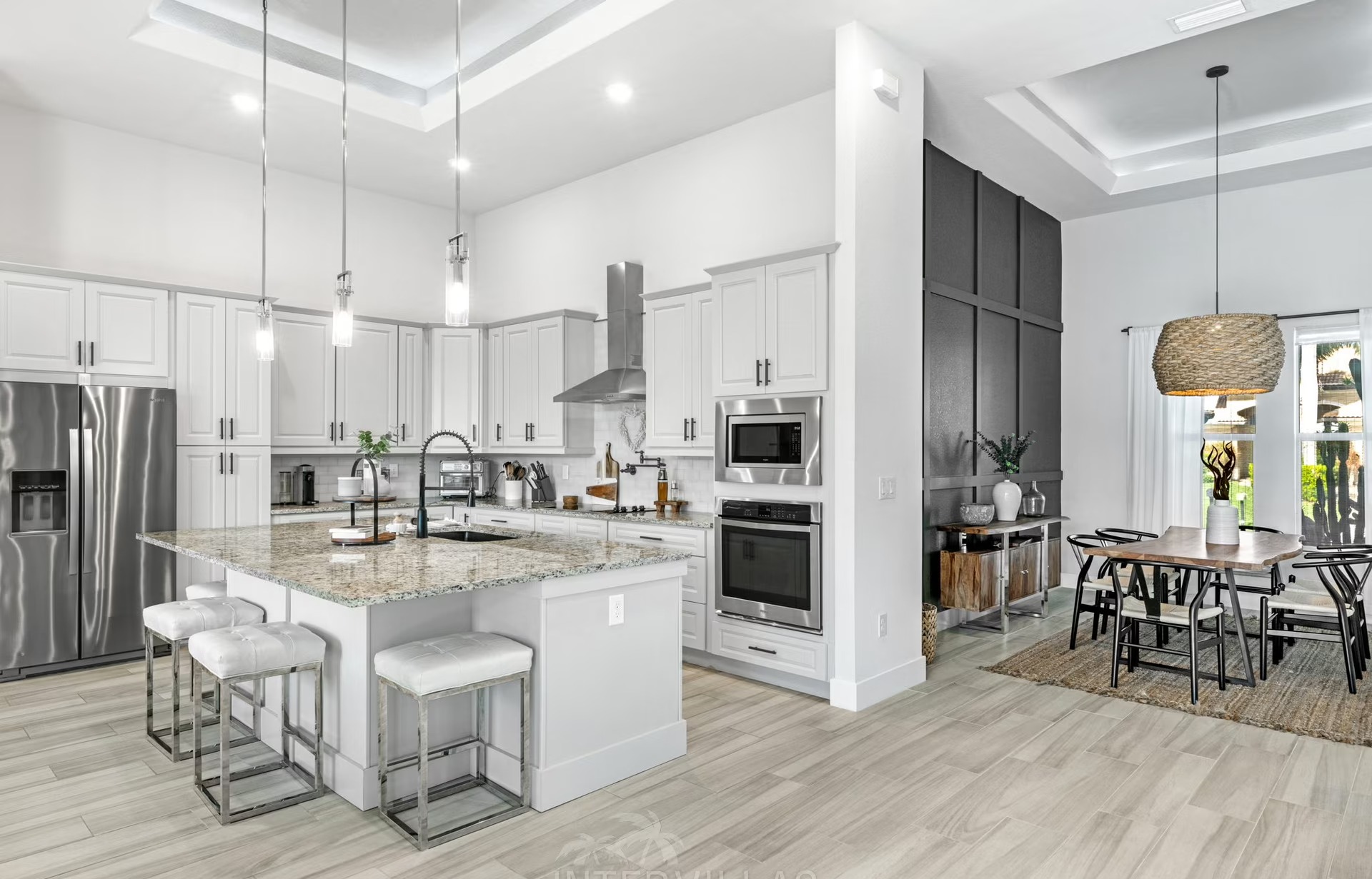 Überdachter Poolbereich mit beheiztem Pool, Outdoor-Küche und Grill.