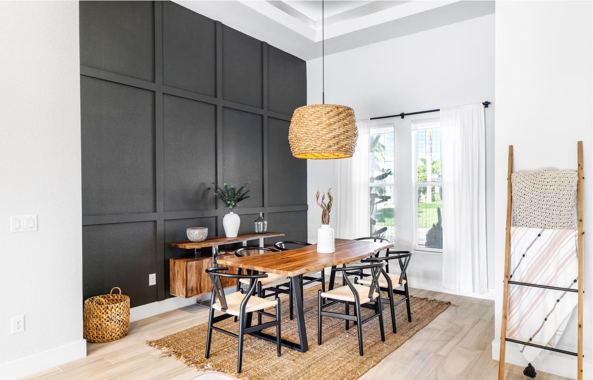 Outdoor-Bereich mit beheiztem Pool, BBQ und Outdoor-Küche.