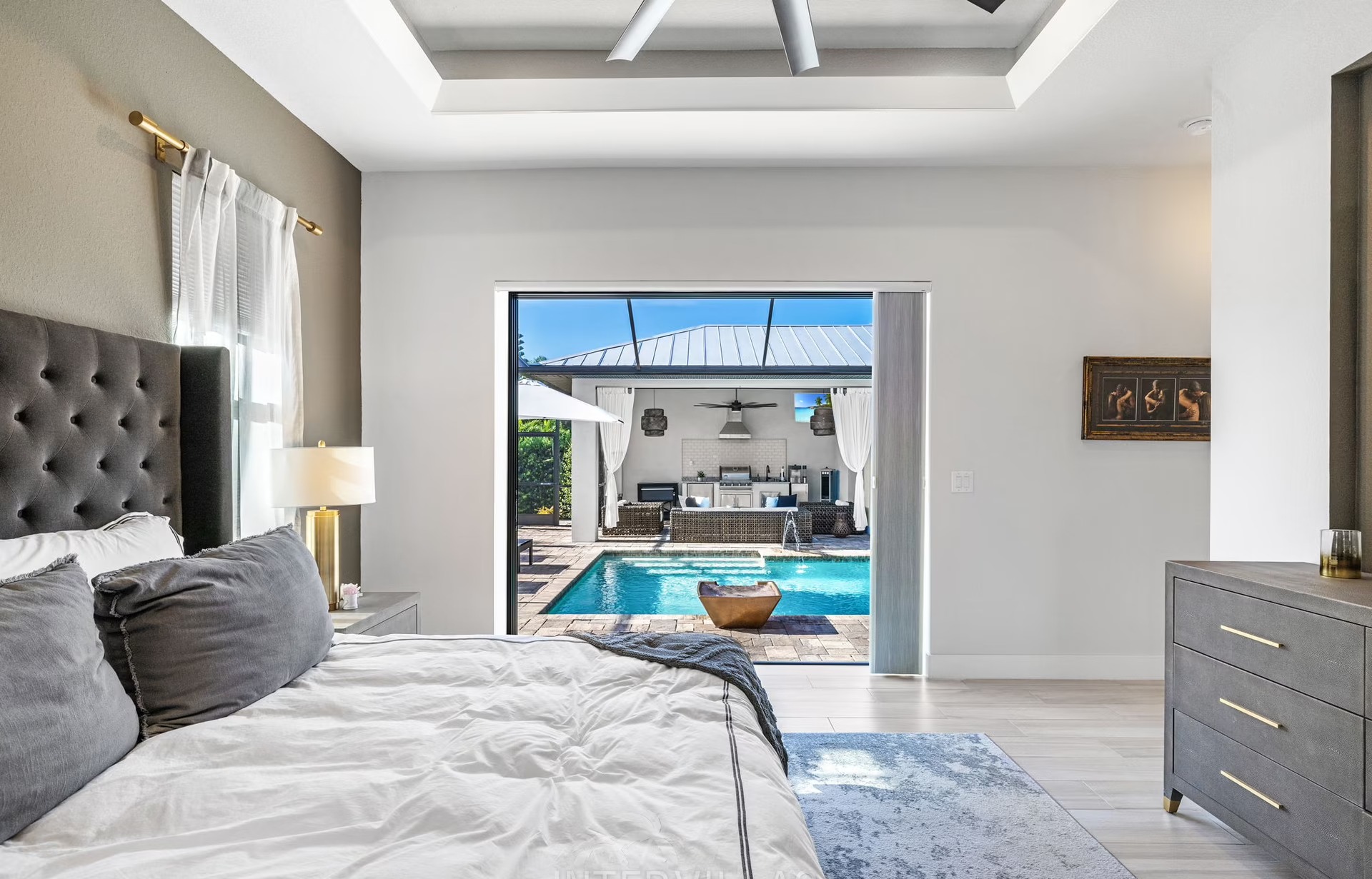 Poolbereich mit beheiztem Pool, Outdoor-Küche und überdachtem Sitzplatz.