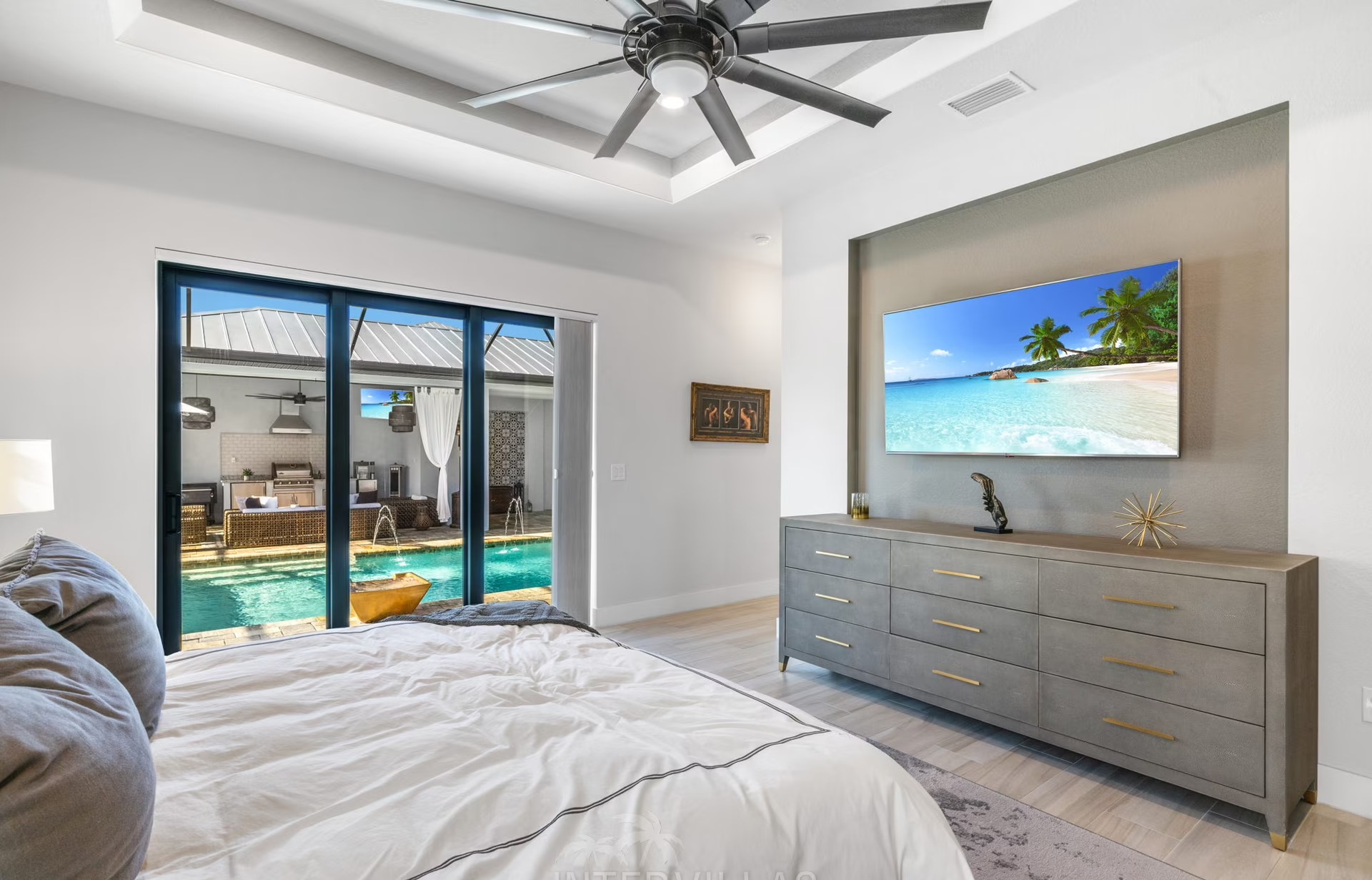 Überdachter Poolbereich mit beheiztem Pool, Outdoor-Küche und Grill.