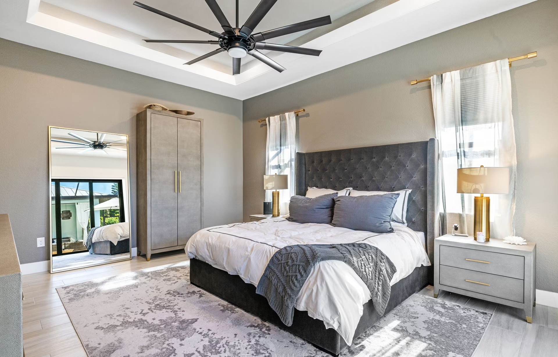 Poolbereich mit überdachtem Sitzplatz und Outdoor-Küche