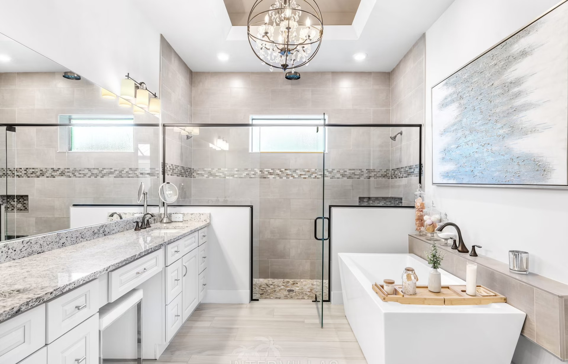 Outdoor-Bereich mit beheiztem Pool, BBQ und Outdoor-Küche.