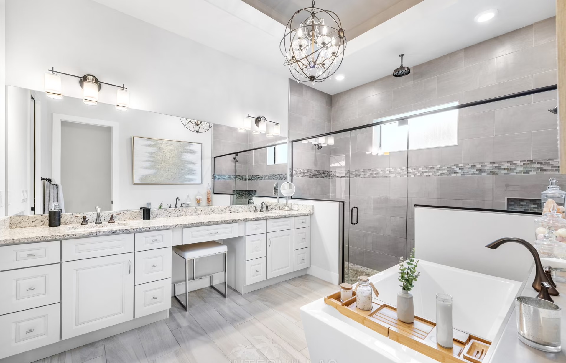 Outdoor-Bereich mit beheiztem Pool, BBQ und Outdoor-Küche unter überdachtem Sitzplatz.