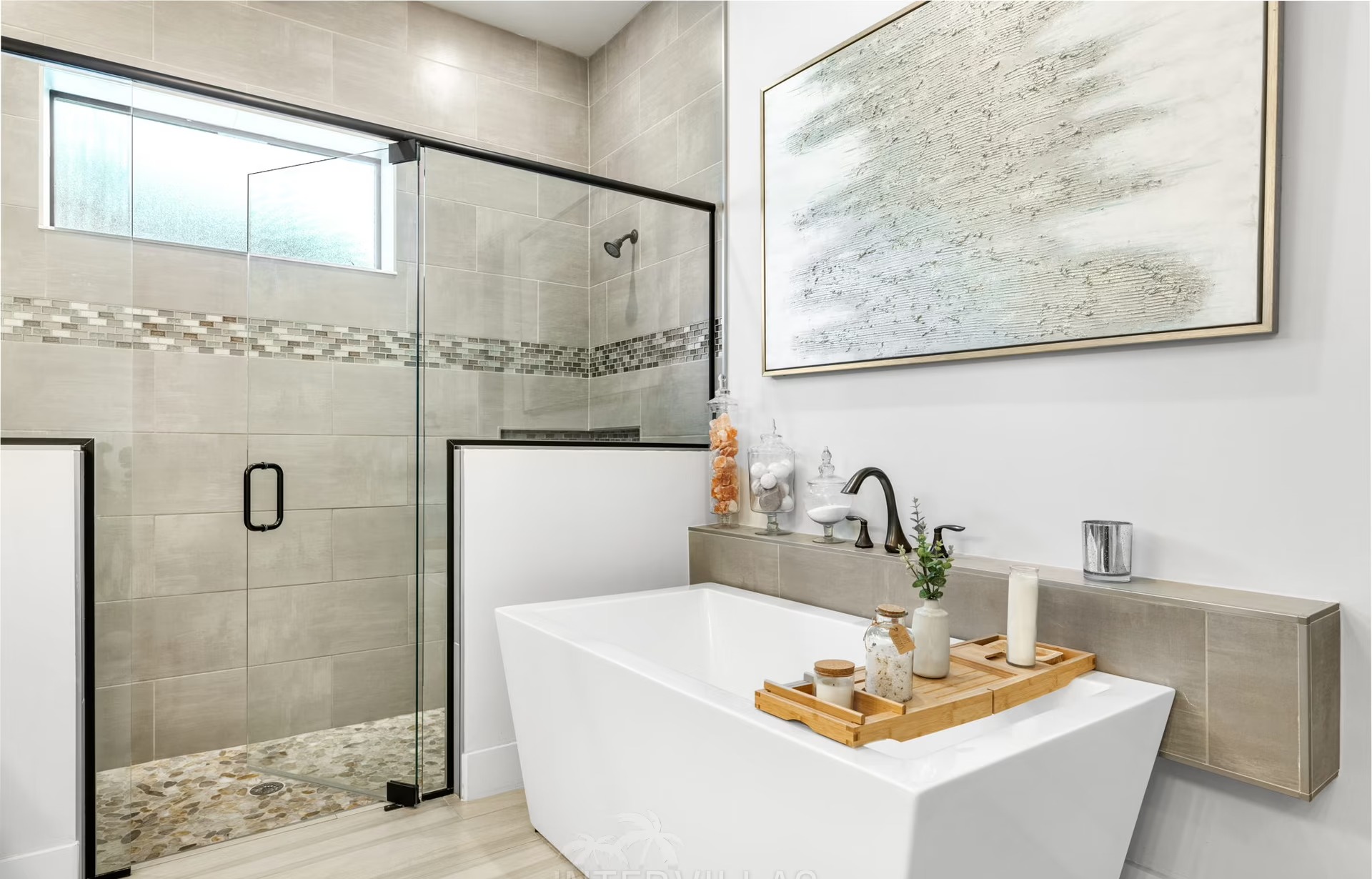 Outdoor-Bereich mit Pool, Grill und Outdoor-Küche unter überdachtem Sitzbereich.