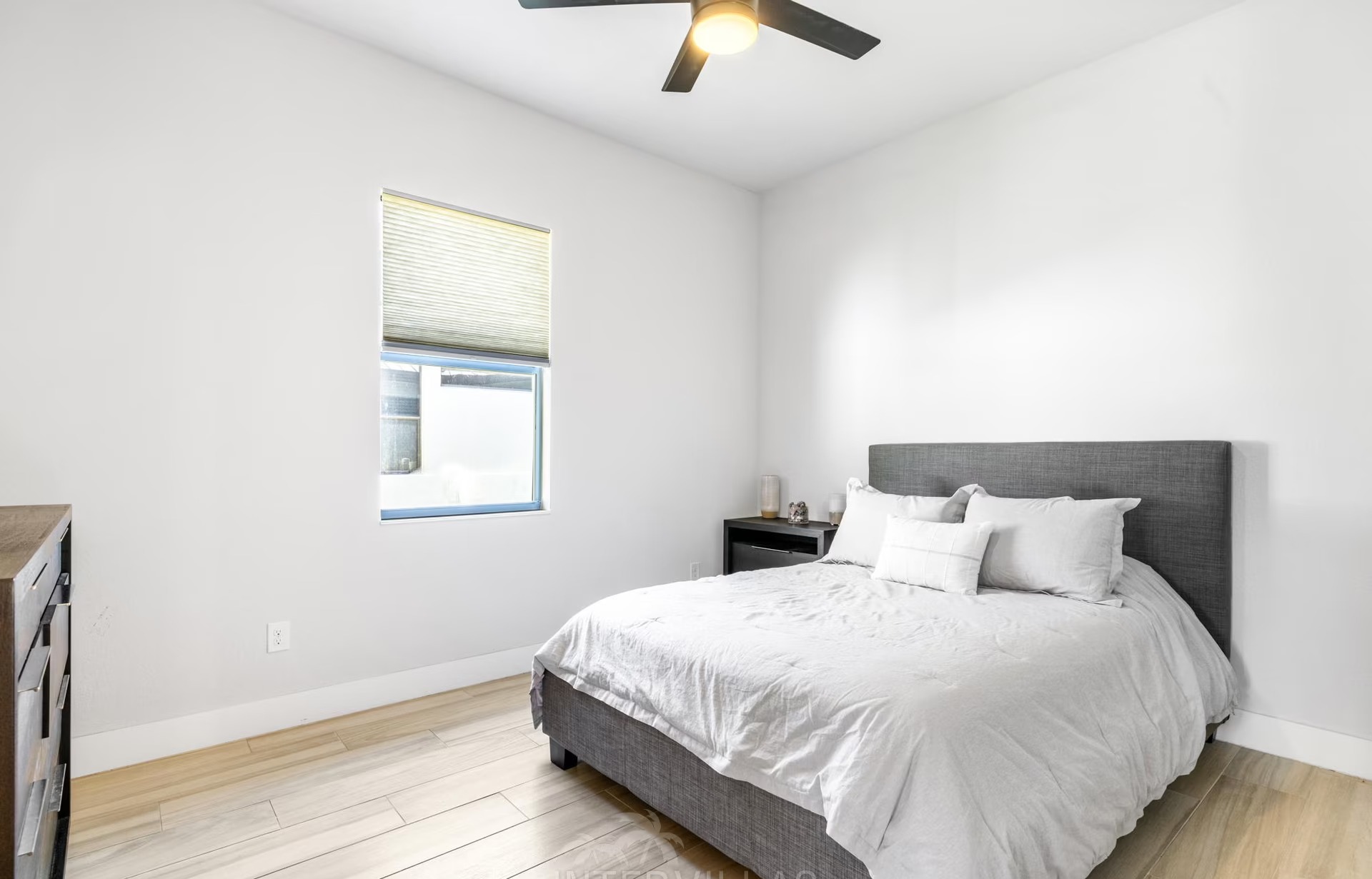 Outdoor-Bereich mit beheiztem Pool, Liegen und Outdoor-Küche mit Grill.