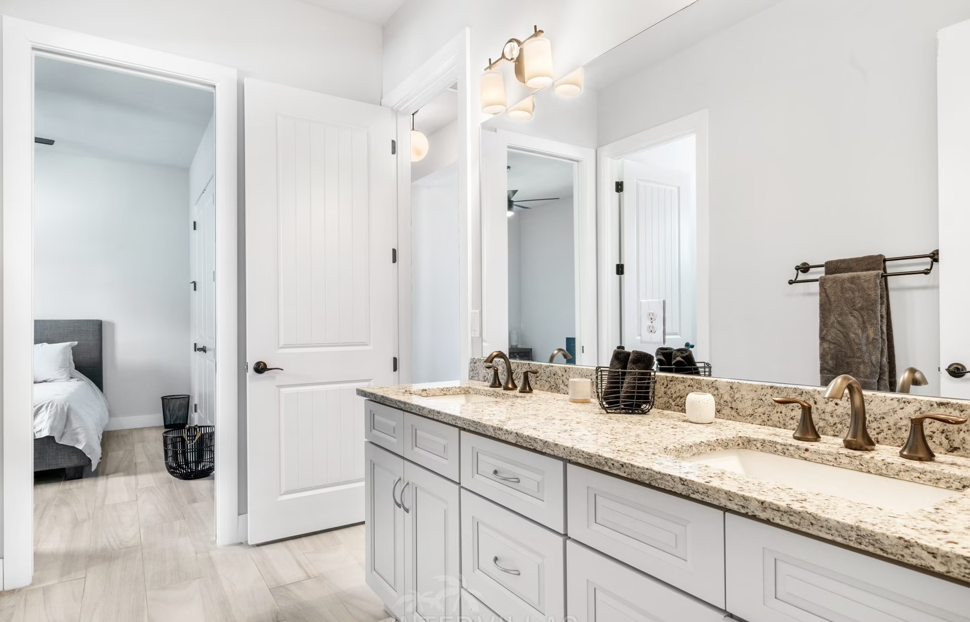 Poolbereich mit Outdoor-Küche, Grill und überdachtem Sitzplatz.