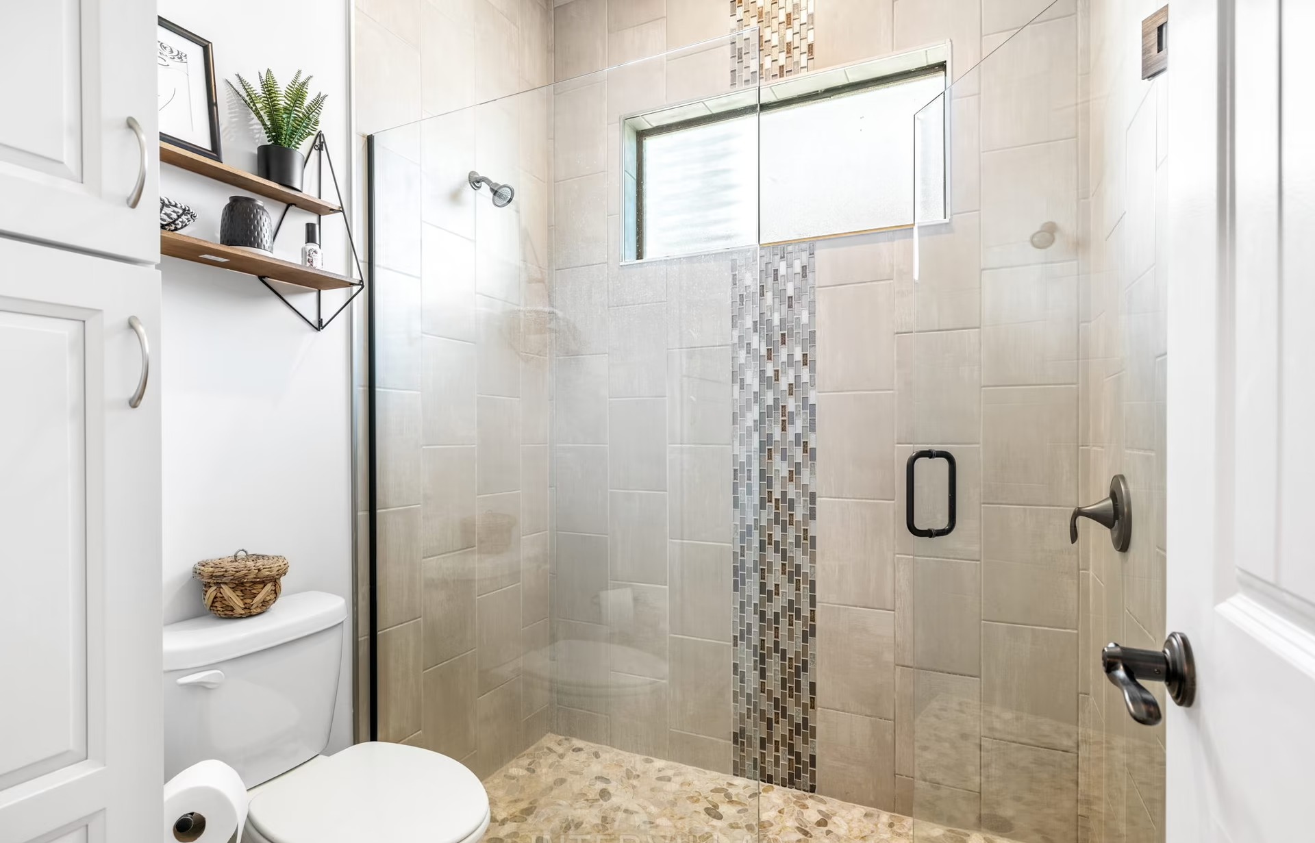 Outdoor-Bereich mit beheiztem Pool, Outdoor-Küche und überdachtem Sitzplatz.