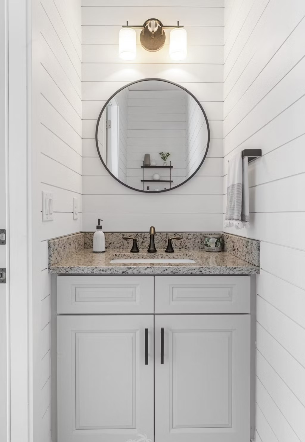 Poolbereich mit überdachtem Sitzplatz, Outdoor-Küche und Grill.