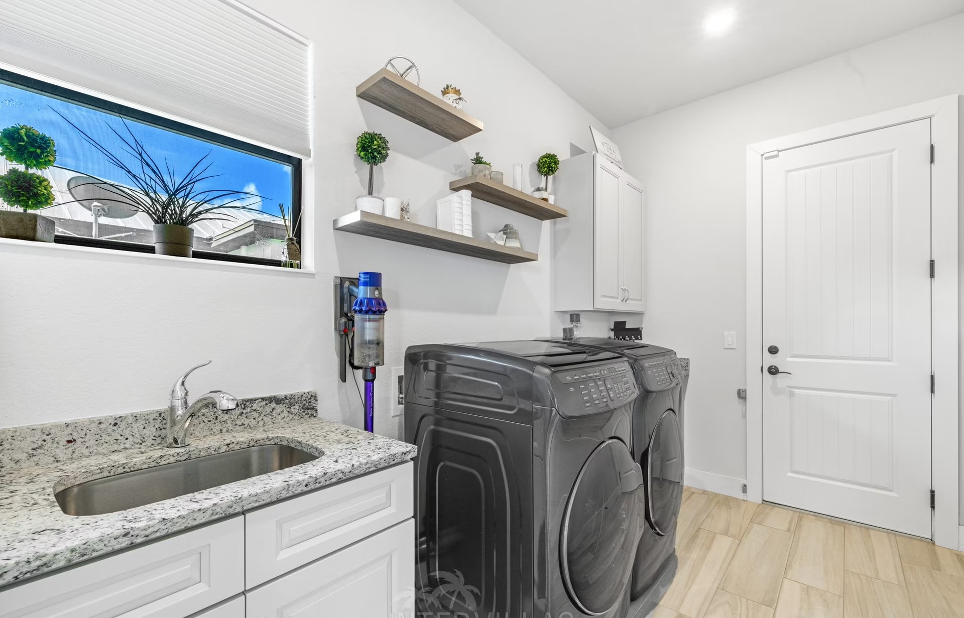 Outdoor-Bereich mit beheiztem Pool, Outdoor-Küche und überdachtem Sitzplatz.