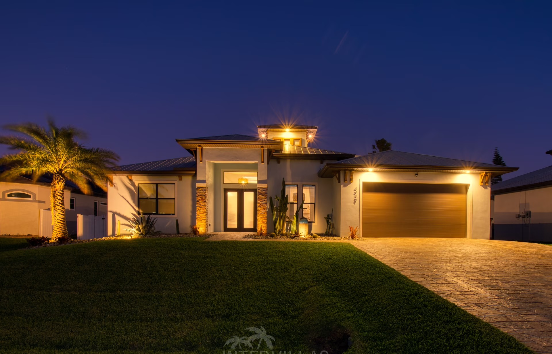 Outdoor-Bereich mit beheiztem Pool, BBQ und Outdoor-Küche.