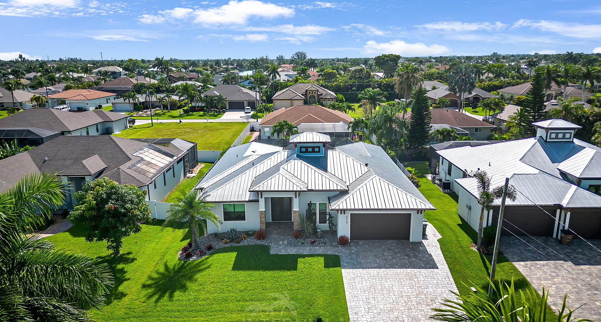 Überdachter Poolbereich mit Outdoor-Küche und Grill.