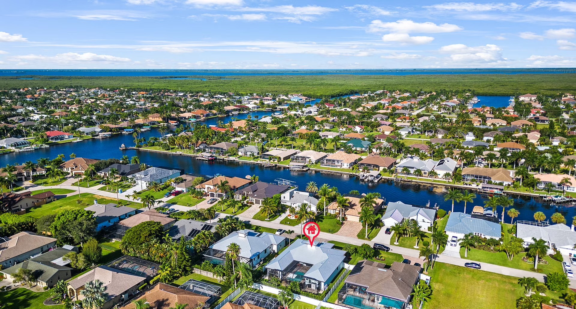 Überdachter Poolbereich mit elektrisch beheiztem Pool, Liegen und Outdoor-Küche.