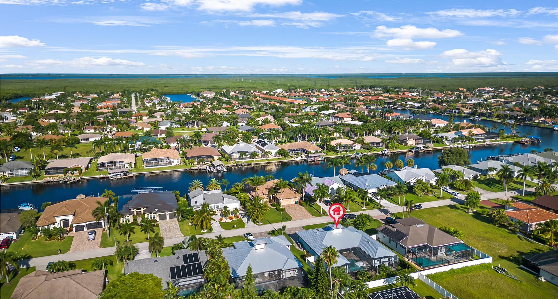Outdoor-Bereich mit beheiztem Pool, Outdoor-Küche und überdachtem Sitzplatz.