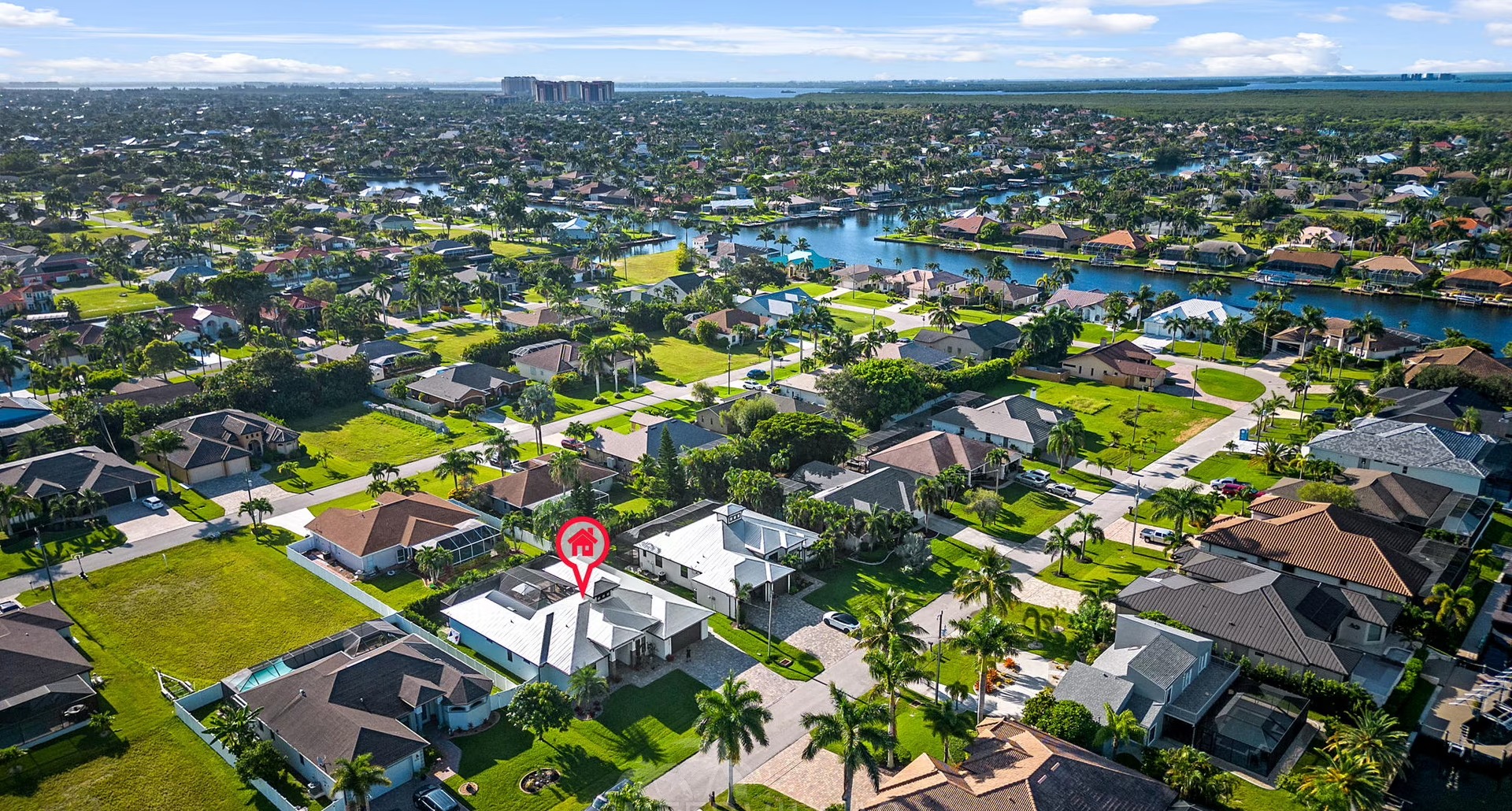 Poolbereich mit Outdoor-Küche und überdachtem Sitzplatz