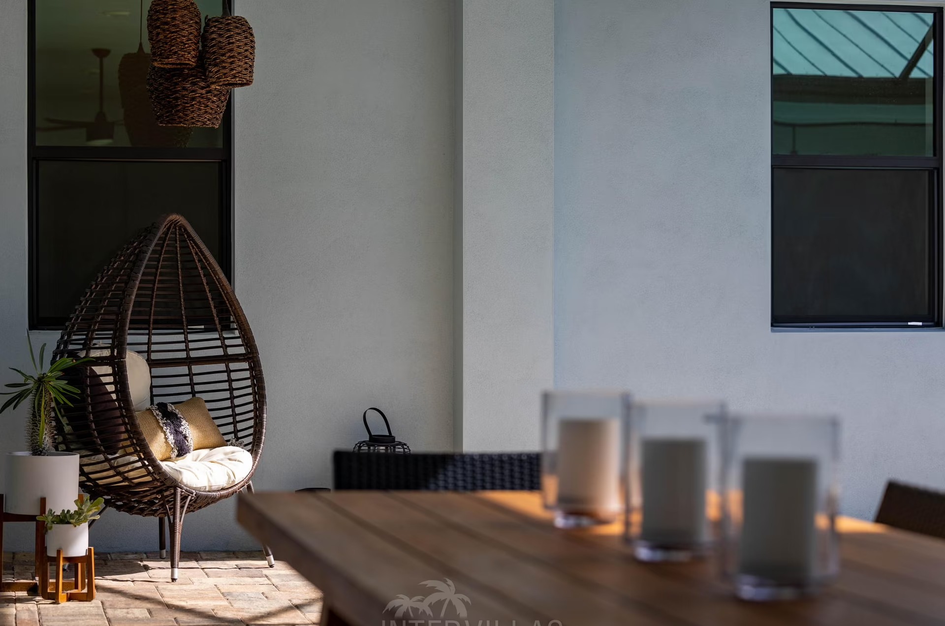 Outdoor-Bereich mit beheiztem Pool, Outdoor-Küche und überdachtem Sitzplatz.