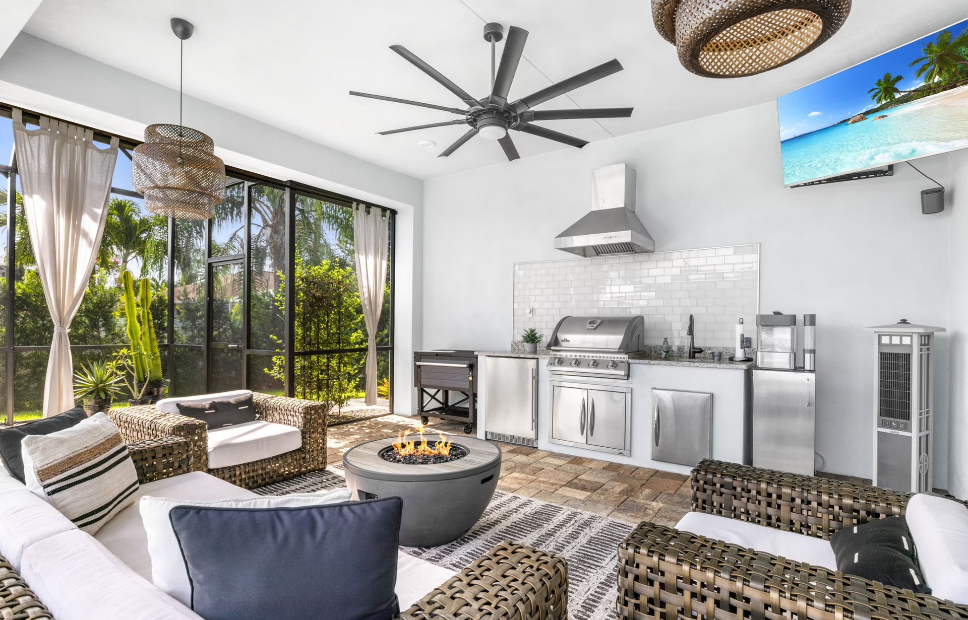 Beheizter Pool mit Liegen und Outdoor-Küche auf der Terrasse.