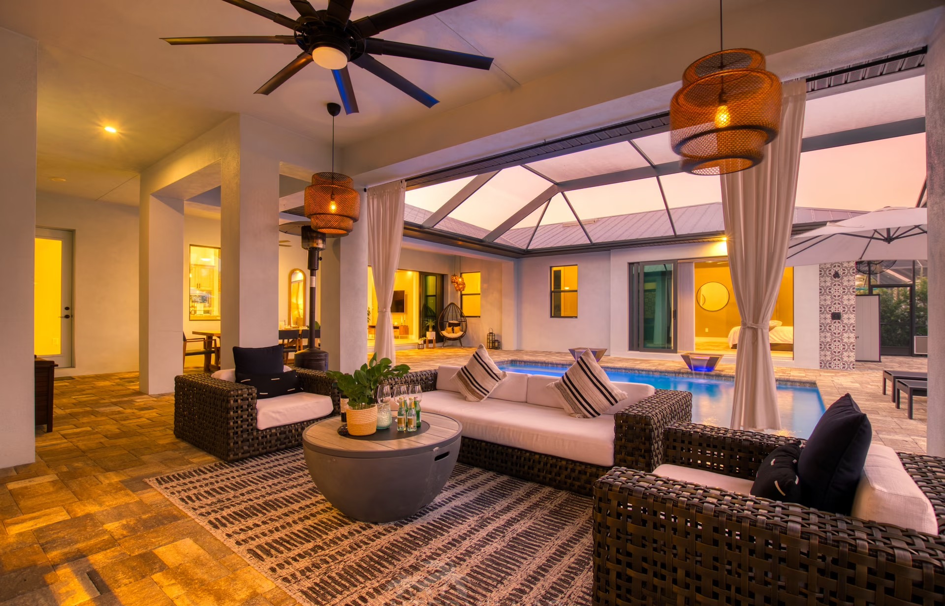 Outdoor-Bereich mit beheiztem Pool, BBQ und Outdoor-Küche.