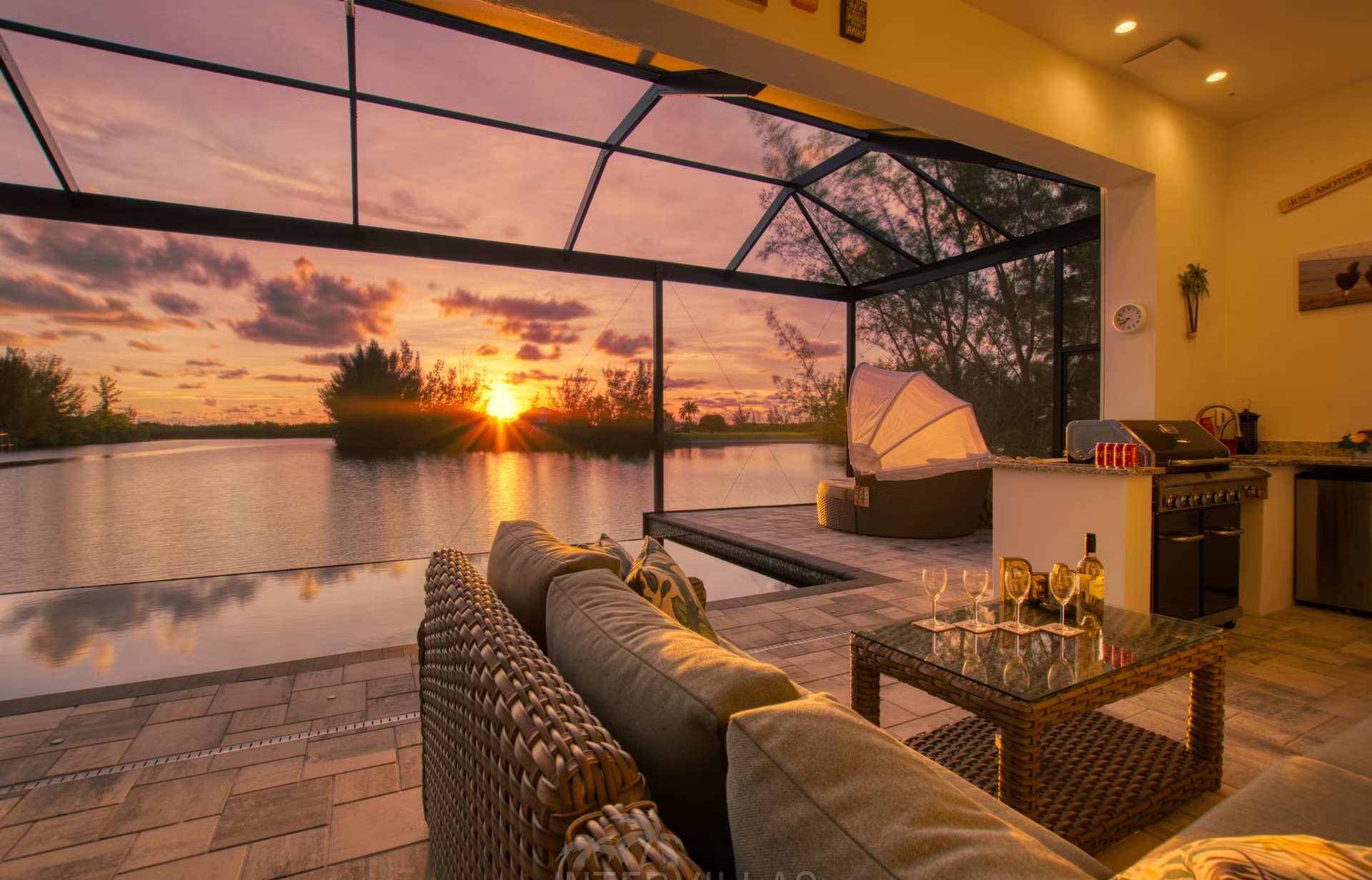 Beheizter Infinity-Pool mit Whirlpool und Blick auf den Kanal.