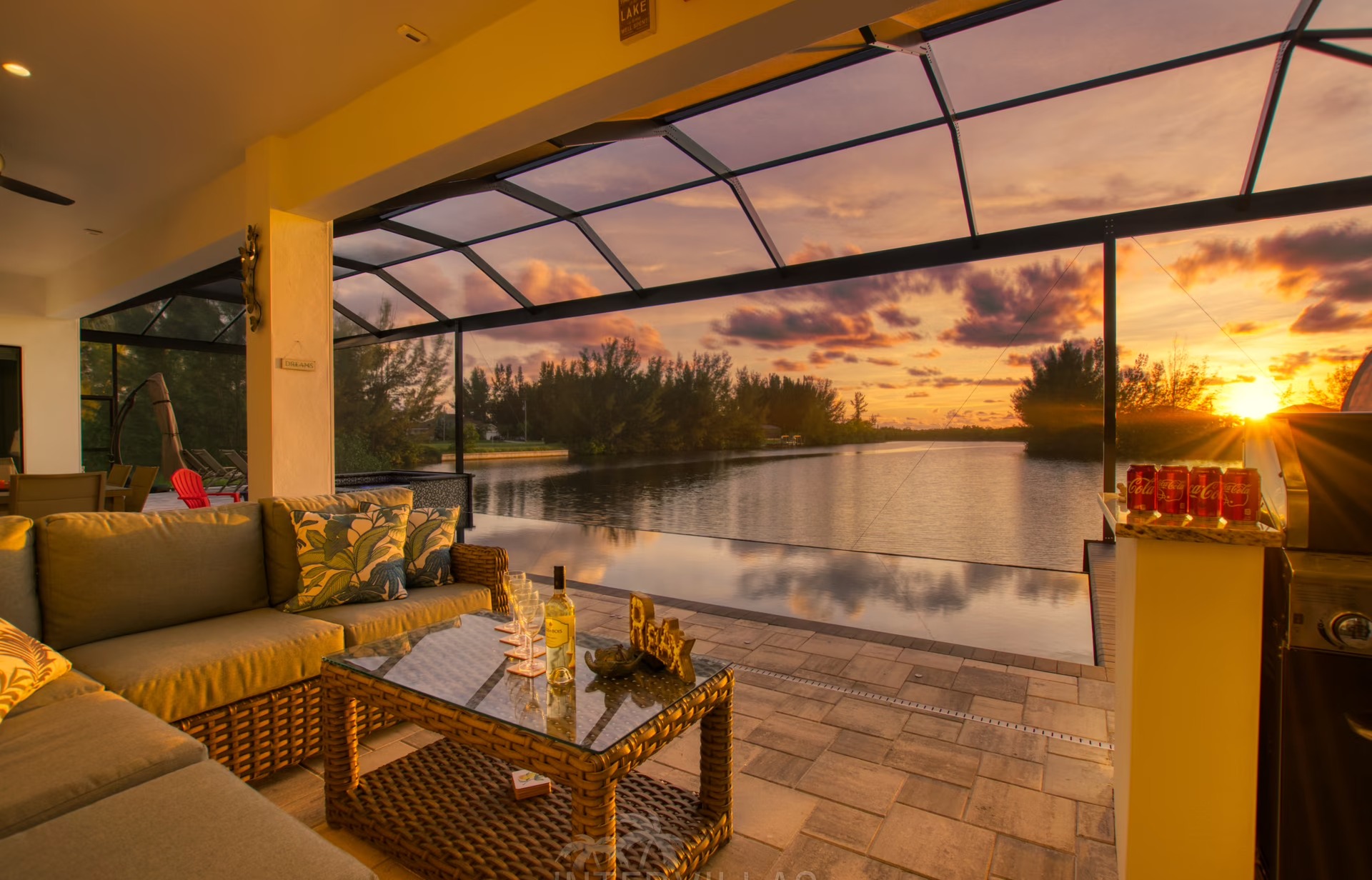 Beheizter Infinity-Pool mit Whirlpool und Blick auf den Kanal.