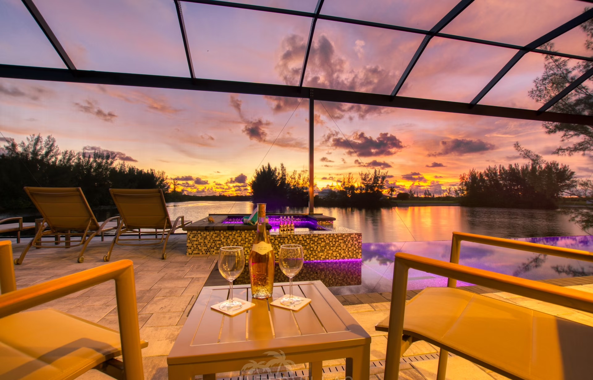 Beheizter Infinity-Pool mit Whirlpool und Blick auf den Kanal.