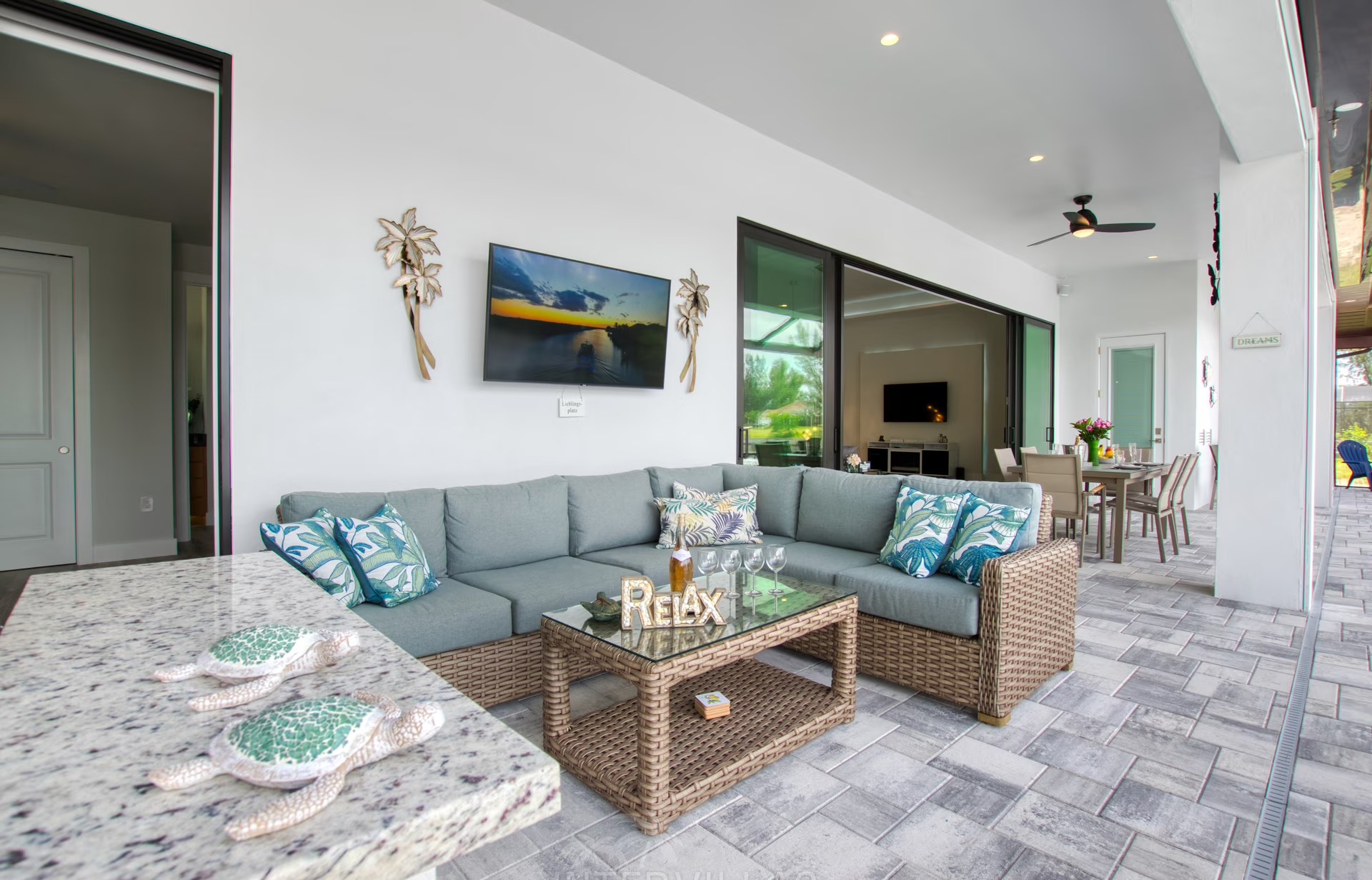 Beheizter Infinity-Pool mit Whirlpool und Blick auf den Kanal.