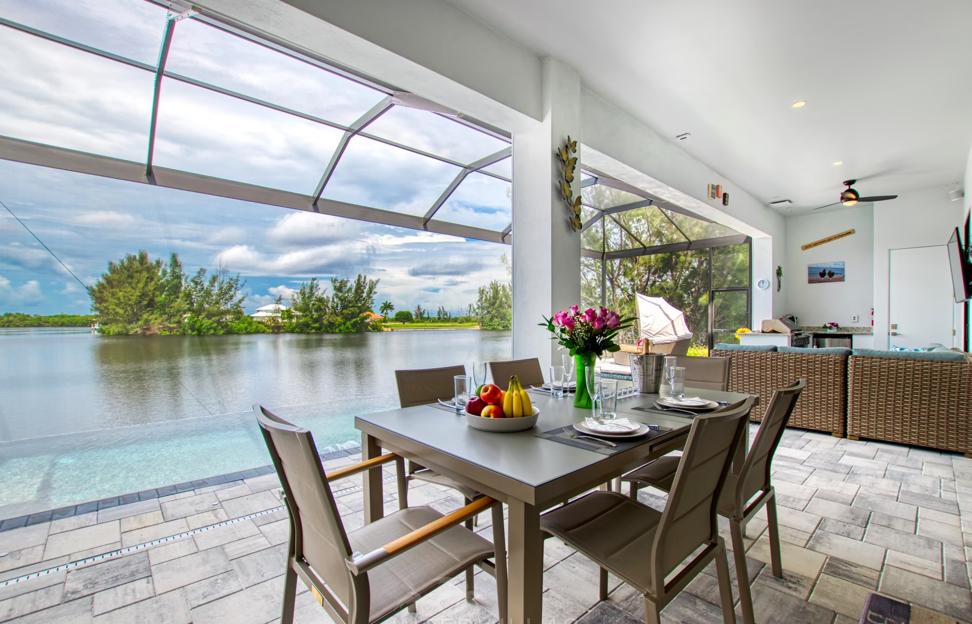 Beheizter Infinity-Pool mit Whirlpool und Blick auf den Kanal.