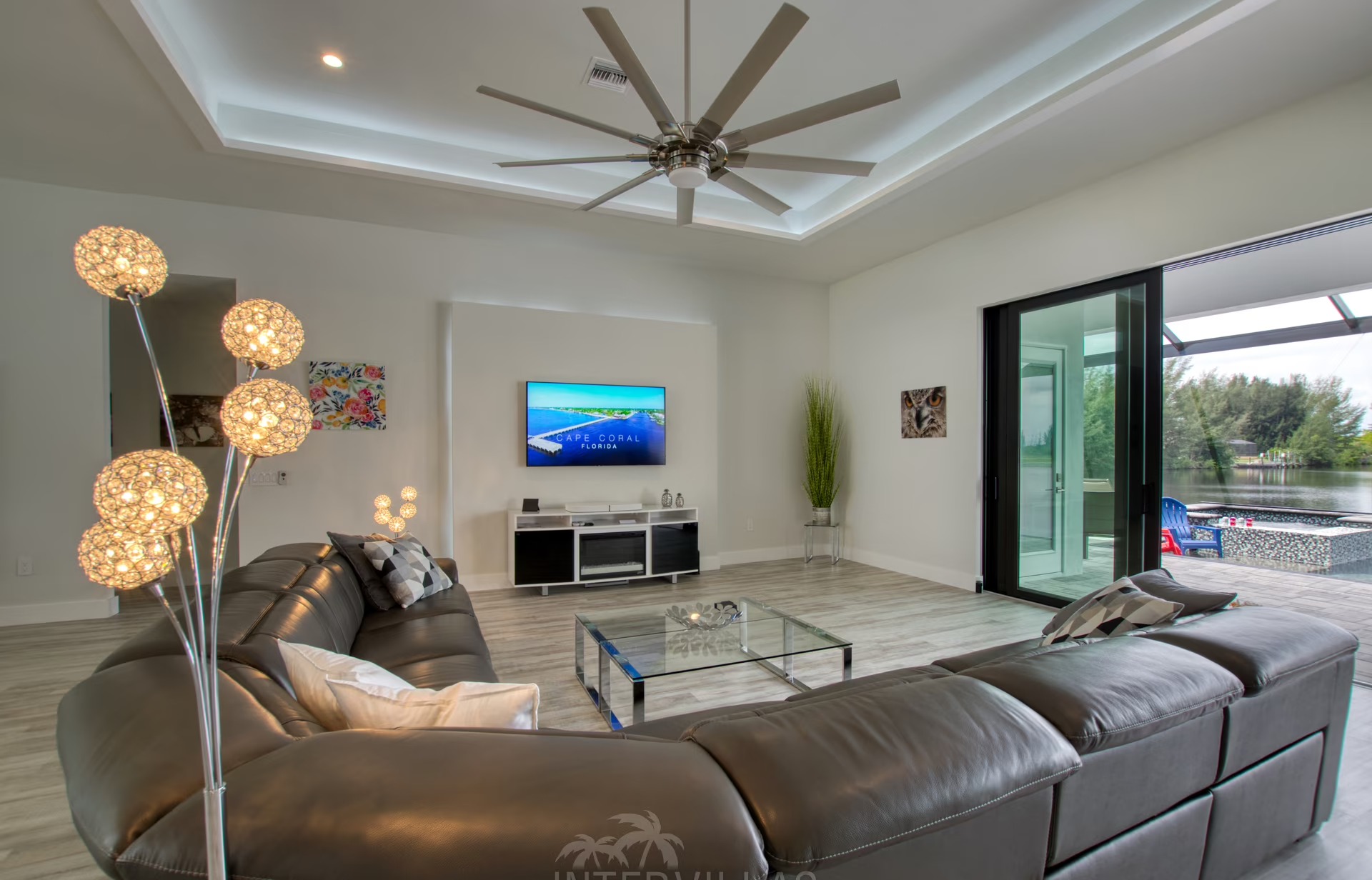 Beheizter Infinity-Pool mit Whirlpool und Blick auf den Kanal.