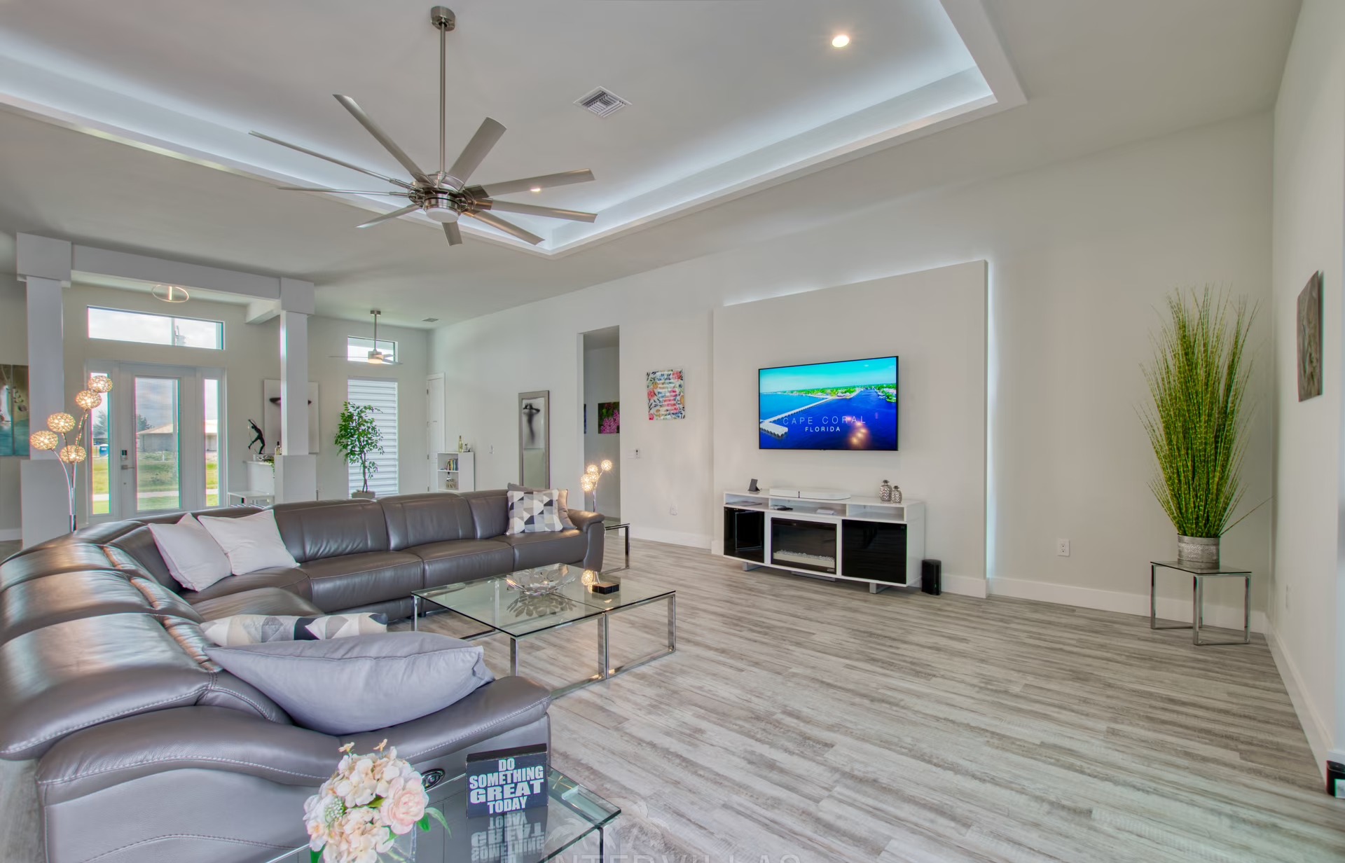 Beheizter Infinity-Pool mit Whirlpool und Blick auf den Kanal.