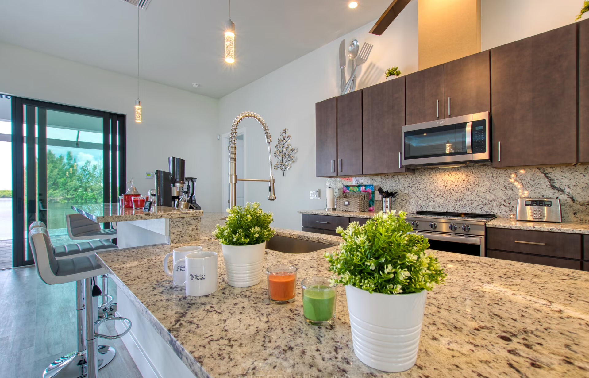 Beheizter Infinity-Pool mit Whirlpool und Blick auf den Kanal.