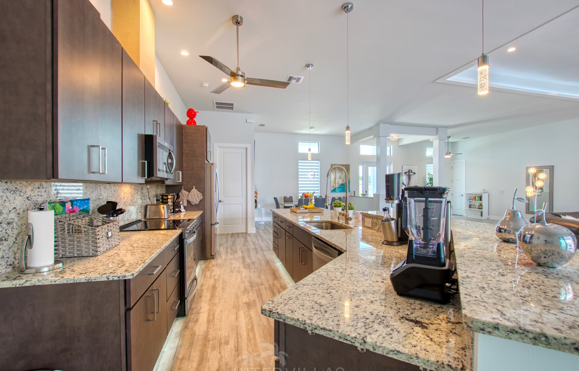 Beheizter Infinity-Pool mit Whirlpool und Blick auf den Kanal.