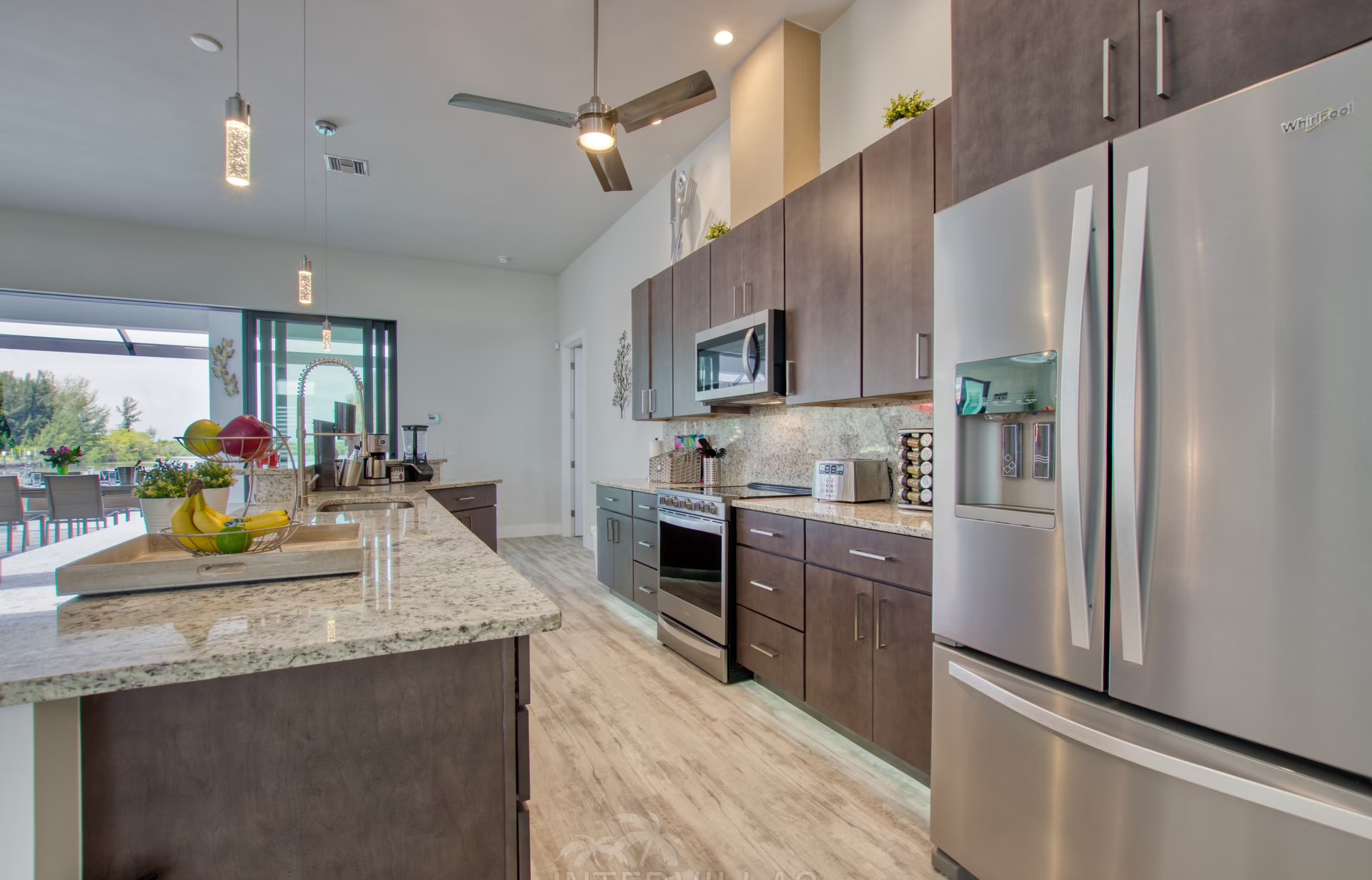 Beheizter Infinity-Pool mit Whirlpool und Blick auf den Kanal.